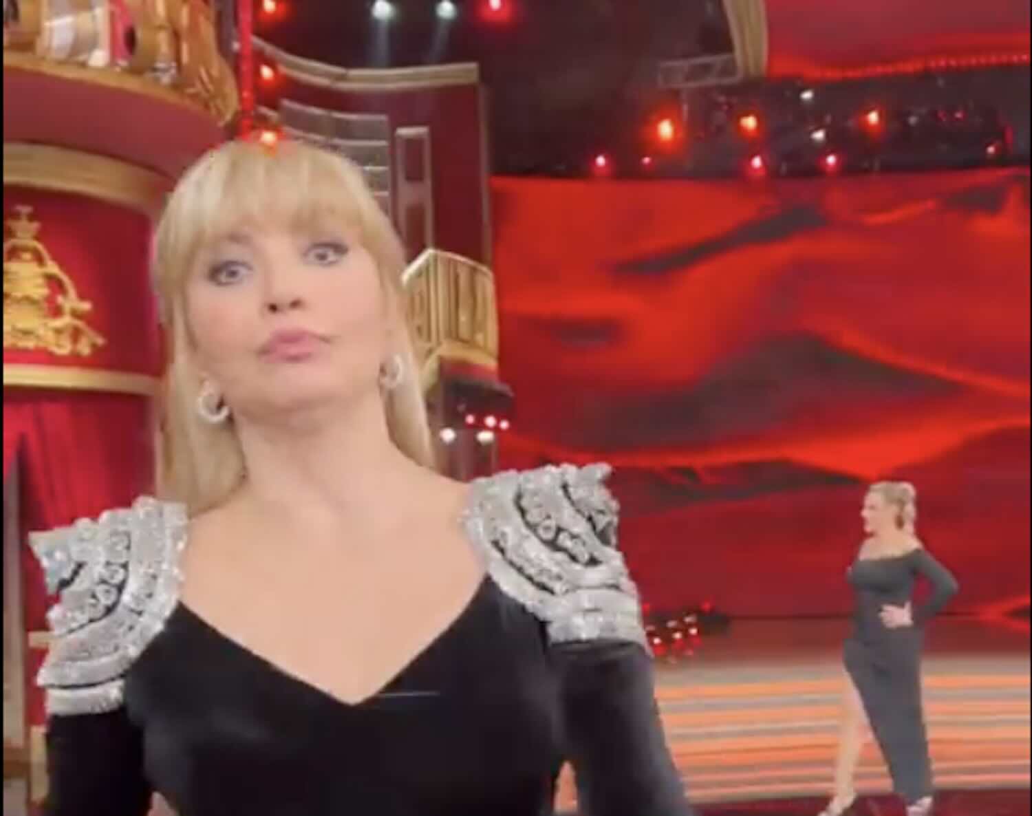 Panico alla finale di Ballando con le stelle, salta la diretta su Rai1. Milly Carlucci sui social: «È saltato tutto» – Il video