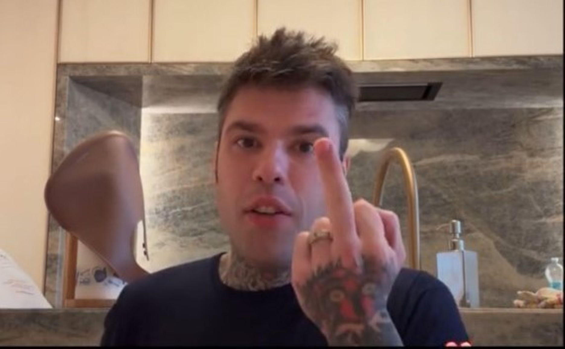 Fedez e il dito medio verso l'hater denunciato per le minacce al figlio  Leone. «Non basta una lettera di scuse» - Il video - Open