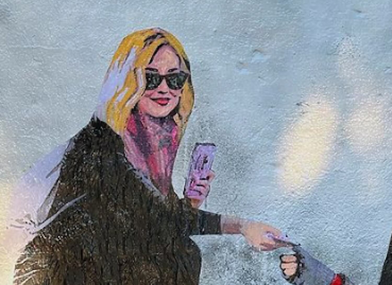 O mural tóxico contra Chiara Ferragni e TvBoy acusando-a de “falsos” trabalhos de caridade.