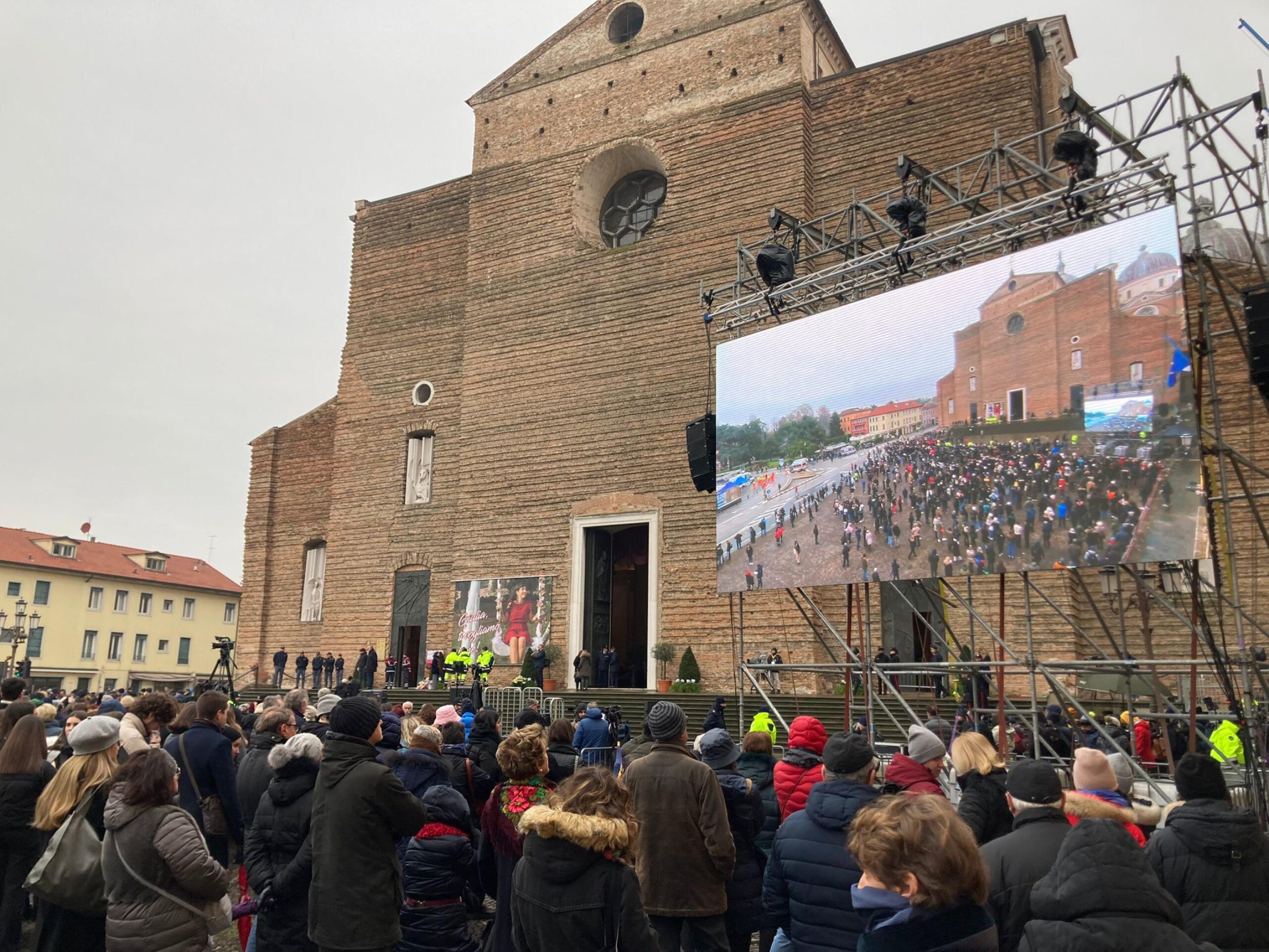 Persone fuori dalla chiesa di Santa Giustina, dove verranno celebrati i funerali di Giulia Cecchettin, 5 dicembre 2023. ANSA/MARCO ALBERTINI