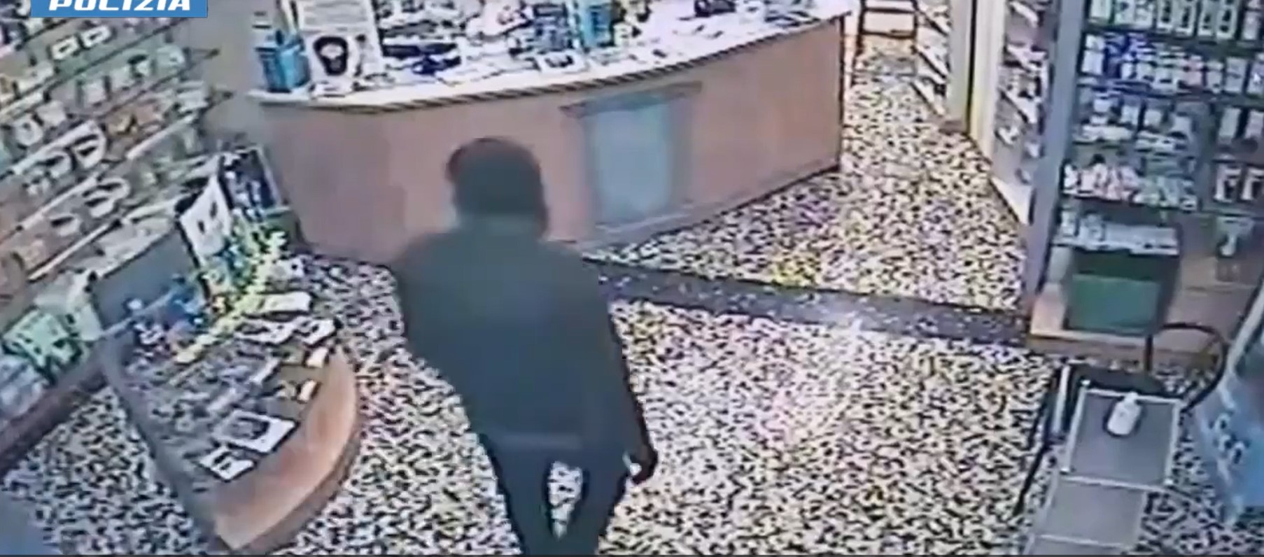 Rapina lo stesso supermercato più volte: all’ultima trova dentro la polizia. Arrestato – Il video