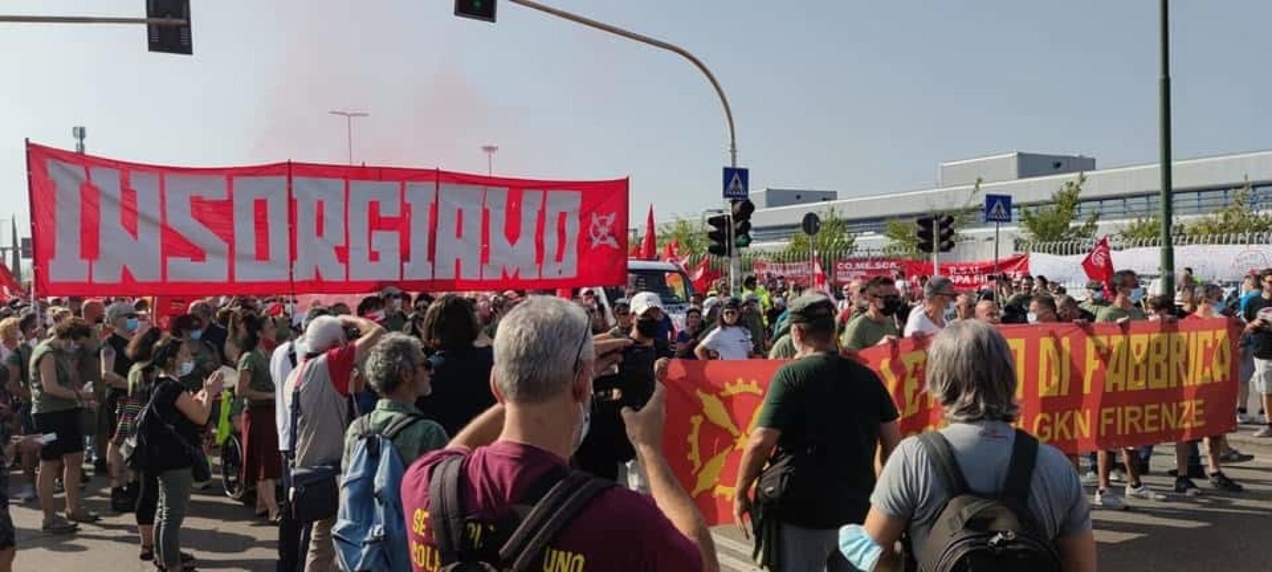 Un momento del corteo a difesa dei circa 500 dipendenti licenziati con una mail da Gkn a Campi Bisenzio (Firenze), 24 luglio 2021.
ANSA/FIOM CGIL