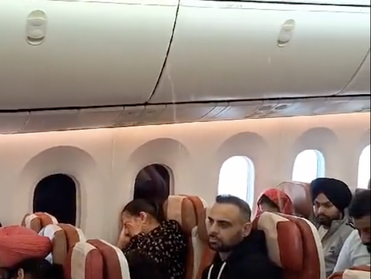 Piove a bordo dell’aereo dopo il decollo, il caso sul volo partito da Londra: Air India costretta a scusarsi – Il video