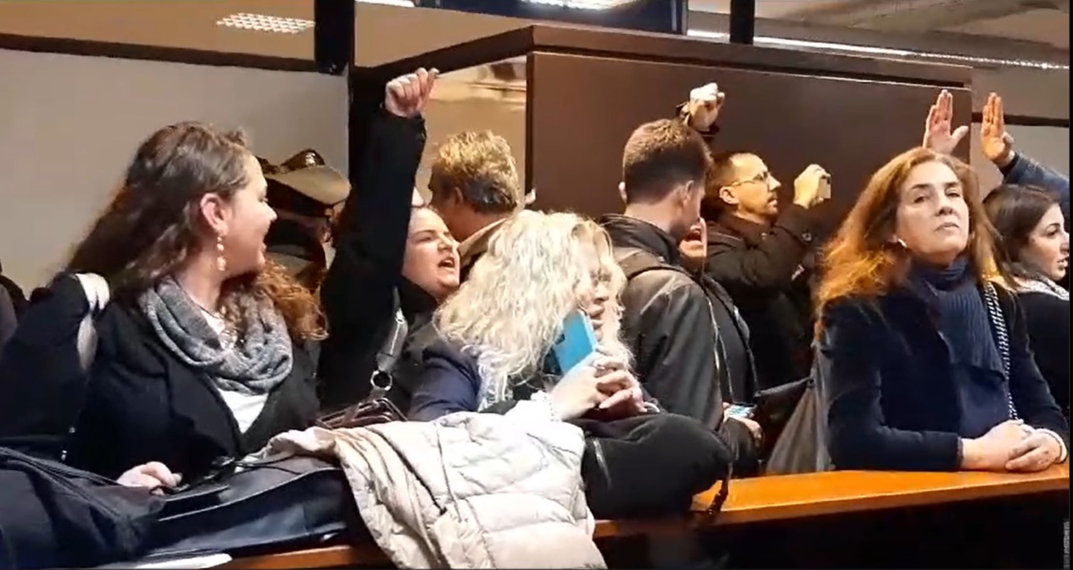 Assalto Cgil, condannati Fiore, Castellino e Aronica. Grida e saluti fascisti in aula: «Faremo la guerra» – I video