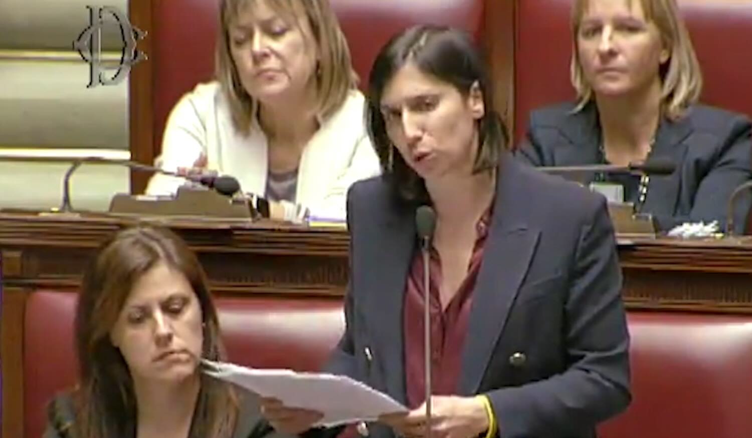 Schlein, la frecciata a Mennuni (FdI): «La massima ambizione di una donna? Diventare Rita Levi Montalcini, non madre» –  Il video