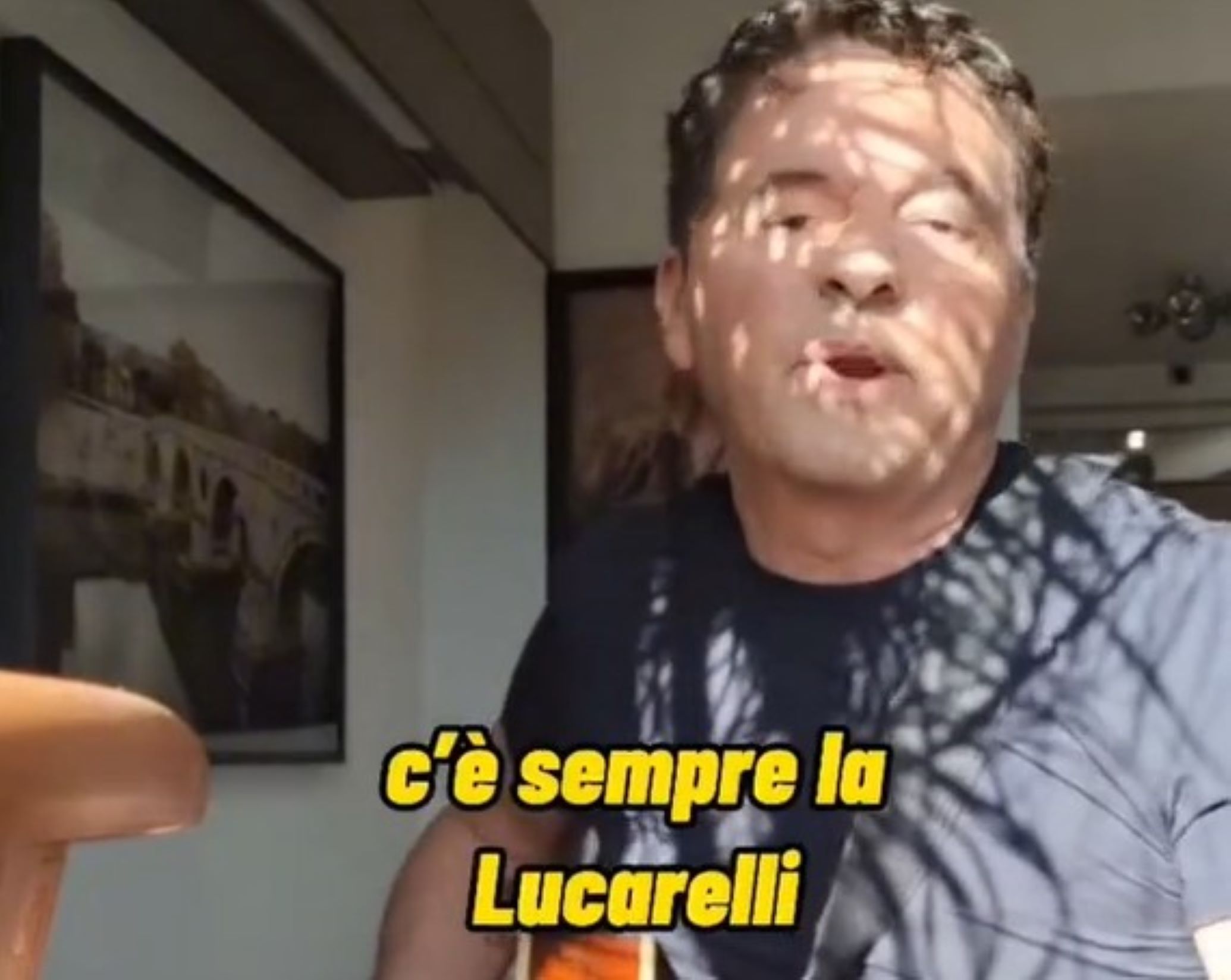 Mammuccari e la canzone per la giuria dove licenzia tutti (inclusa Selvaggia Lucarelli) per la prossima edizione di Ballando con le stelle – Il video