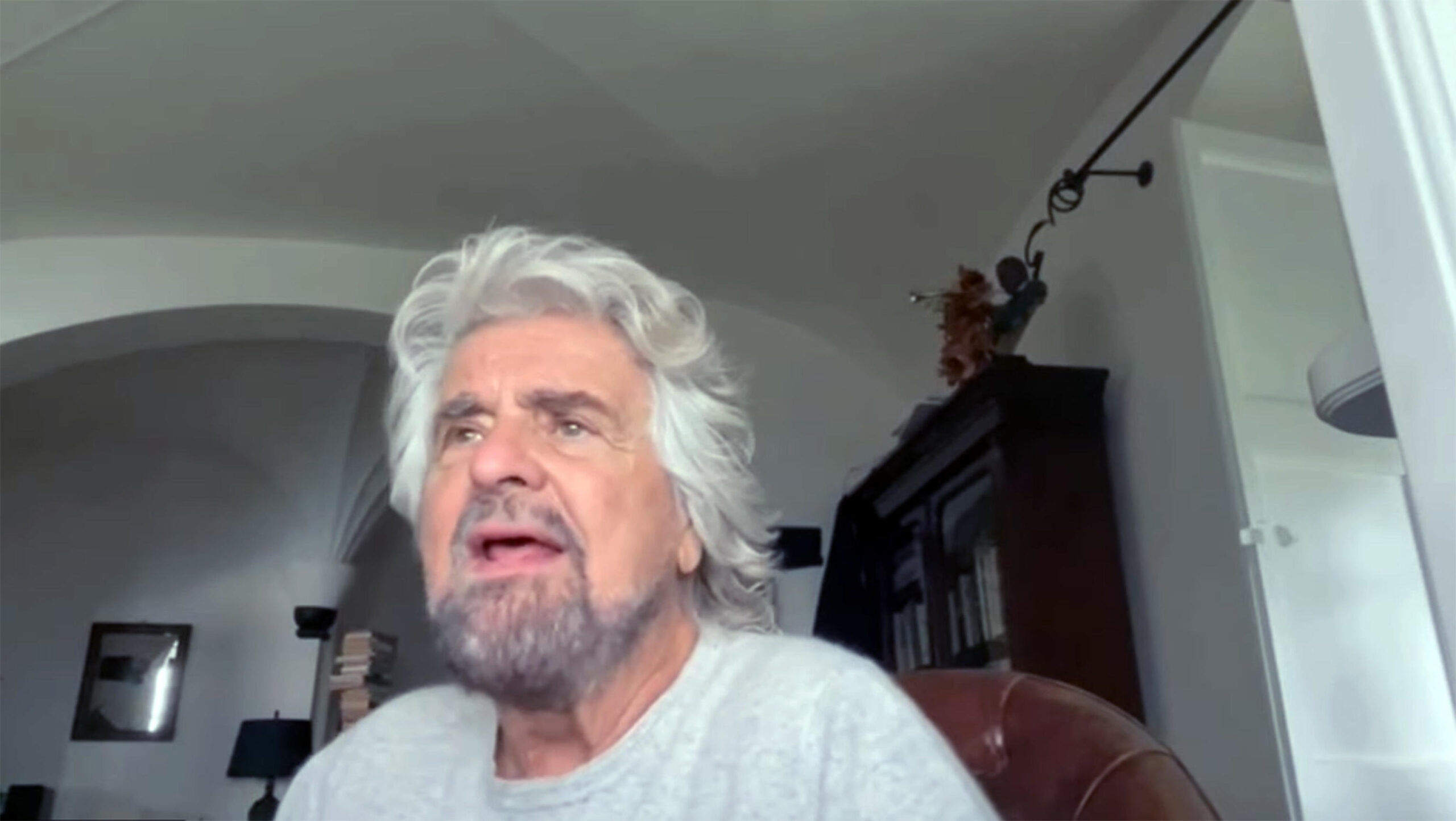 Frame del video pubblicato dal fondatore del M5S, Beppe Grillo,  sul suo blog, 08 gennaio 2024. "Le disuguaglianze - afferma Grillo - sono il vero problema della salute. Quando parliamo di salute dobbiamo inevitabilmente parlare di società, di ambiente, di alimentazione, di urbanistica. Ridurre la povertà è migliorare la società. La salute dei più poveri deve raggiungere lo standard dei più ricchi, per farlo abbiamo bisogno di sociologi, antropologi, architetti, perché dentro c'è tutto, c'è l'energia, quello che mangiamo, come ci muoviamo, le scelte che compiamo".
BEPPEGRILLO.IT
+++ATTENZIONE LA FOTO NON PUO' ESSERE PUBBLICATA O RIPRODOTTA SENZA L'AUTORIZZAZIONE DELLA FONTE DI ORIGINE CUI SI RINVIA+++ NPK +++