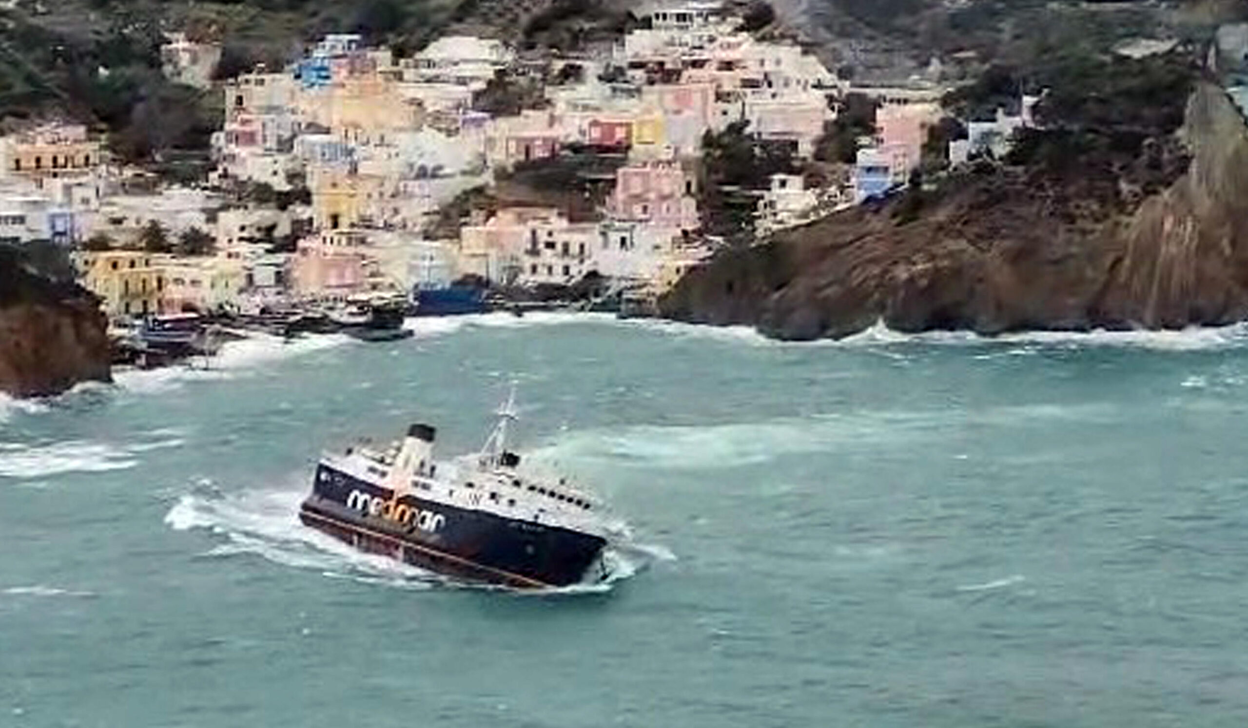 Ponsa, dream of a boat between wind and waves.  Overturned cars in clutches – video