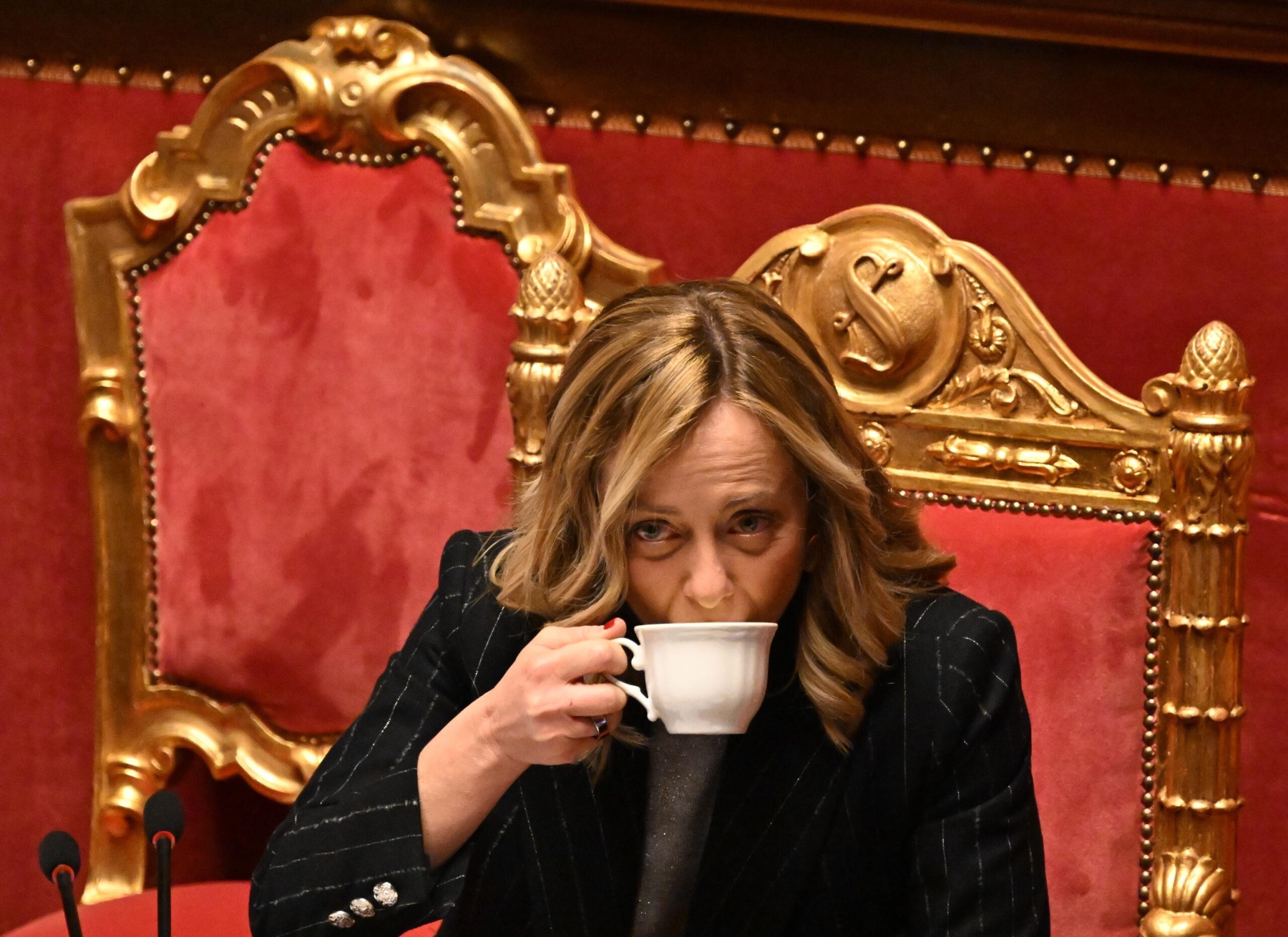 La presidente del Consiglio Giorgia Meloni beve nel corso delle comunicazioni presso il Senato in vista del Consiglio Europe, Roma, 13 dicembre 2023. (tazza, tazzina)
Italian Prime Minister Giorgia Meloni drinks on the occasion of communications in view of the next EU Council, at the Senate, in Rome, Italy, 12 December 2023.
ANSA/CLAUDIO PERI