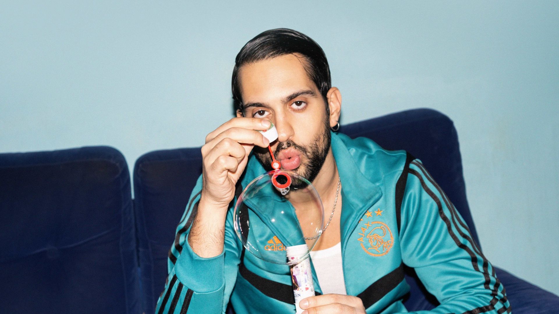Mahmood torna alle origini con un vestito di gala Gold: «Non penso mai alla vittoria senno finisce l’avventura» – Video