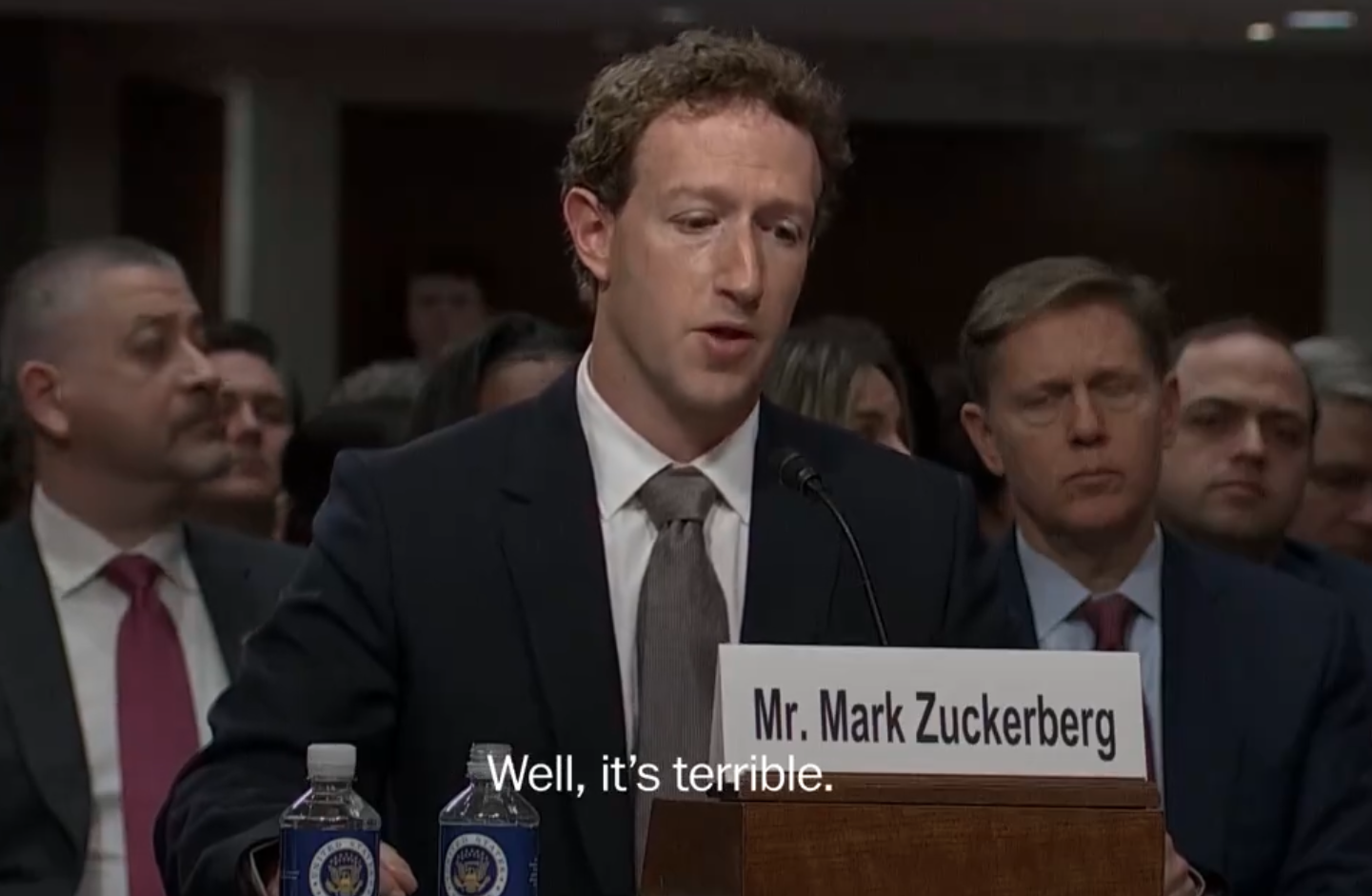 Usa, processo ai social media al Congresso: «Distruggono vite umane». E Zuckerberg si scusa per i danni sui minorenni – Il video