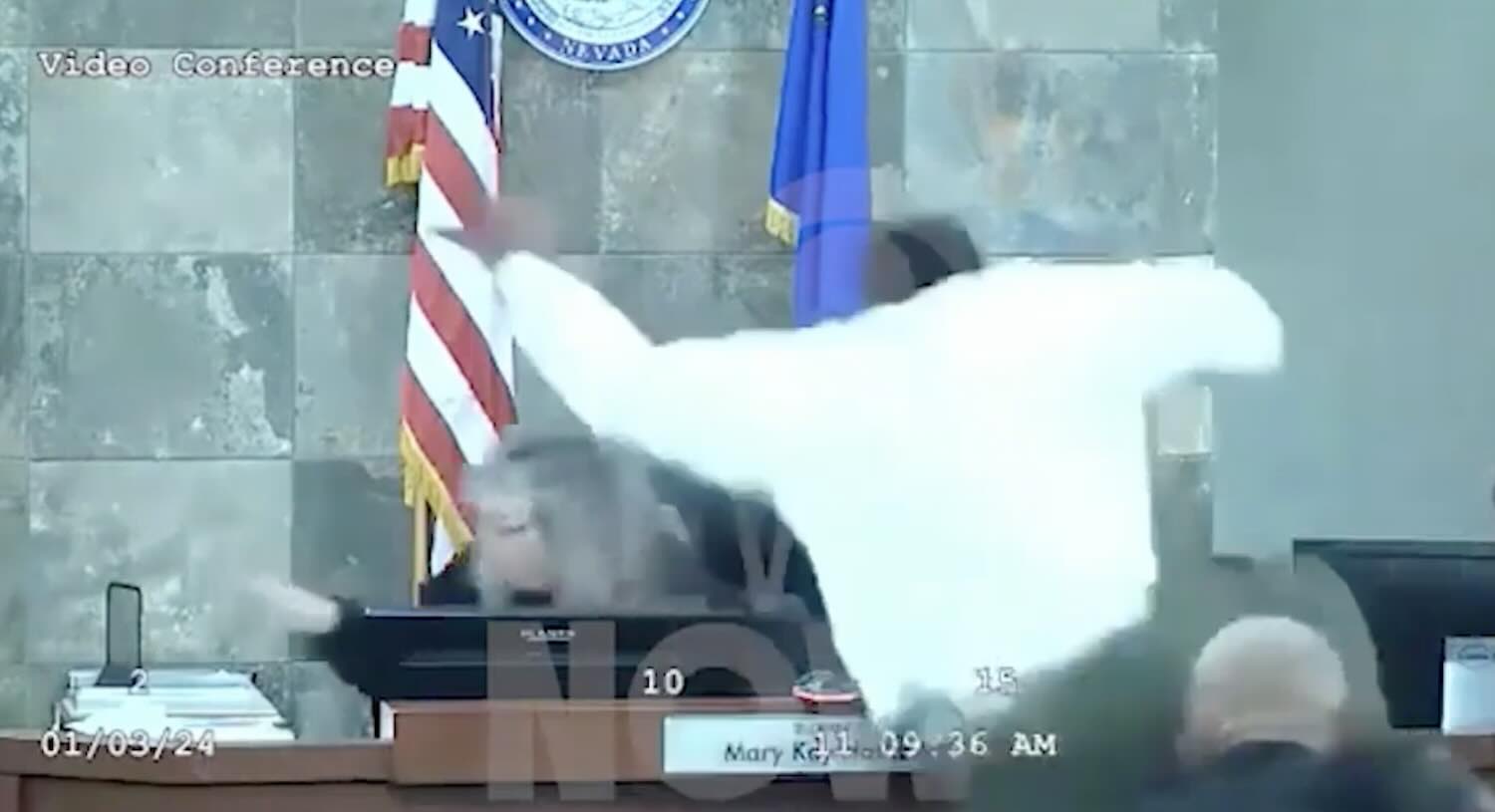 La giudice gli nega la libertà vigilata, follia in tribunale a Las Vegas: così prova ad aggredirla – Il video