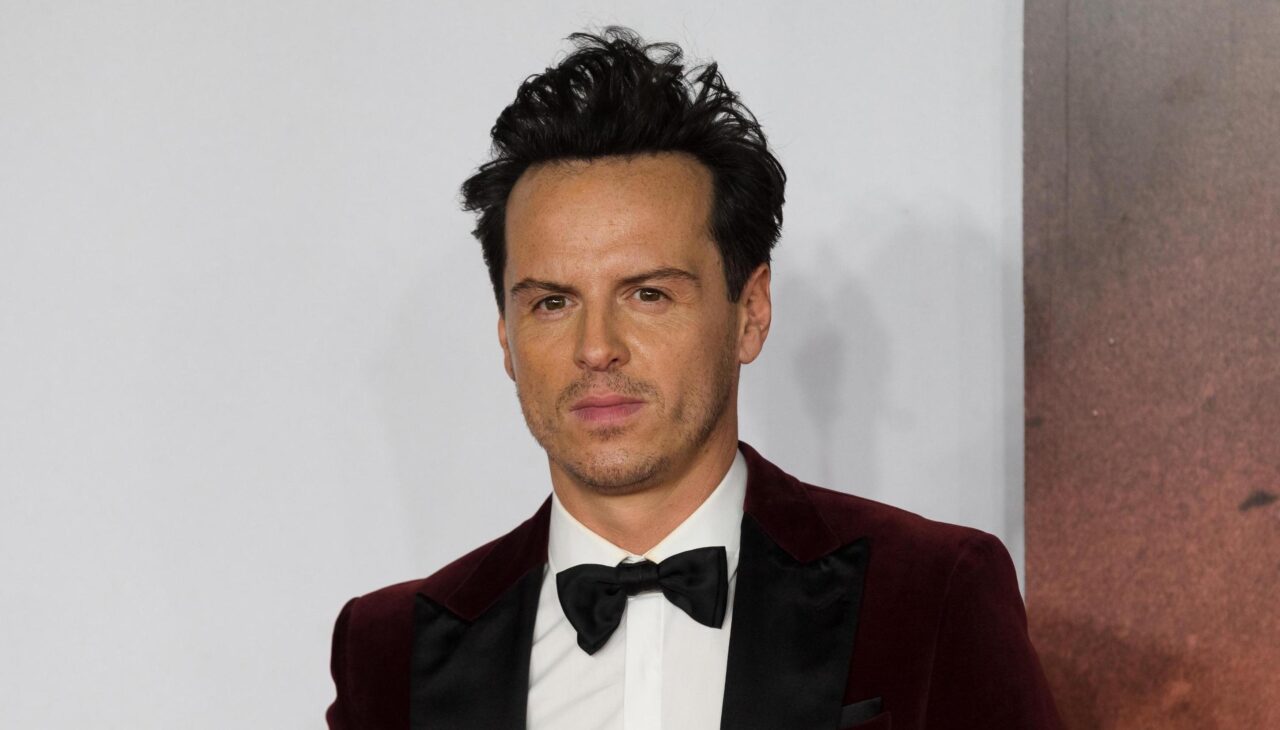 Andrew Scott To Be Or Not To Be Londra, accende il pc per rispondere a una mail nel bel mezzo dell