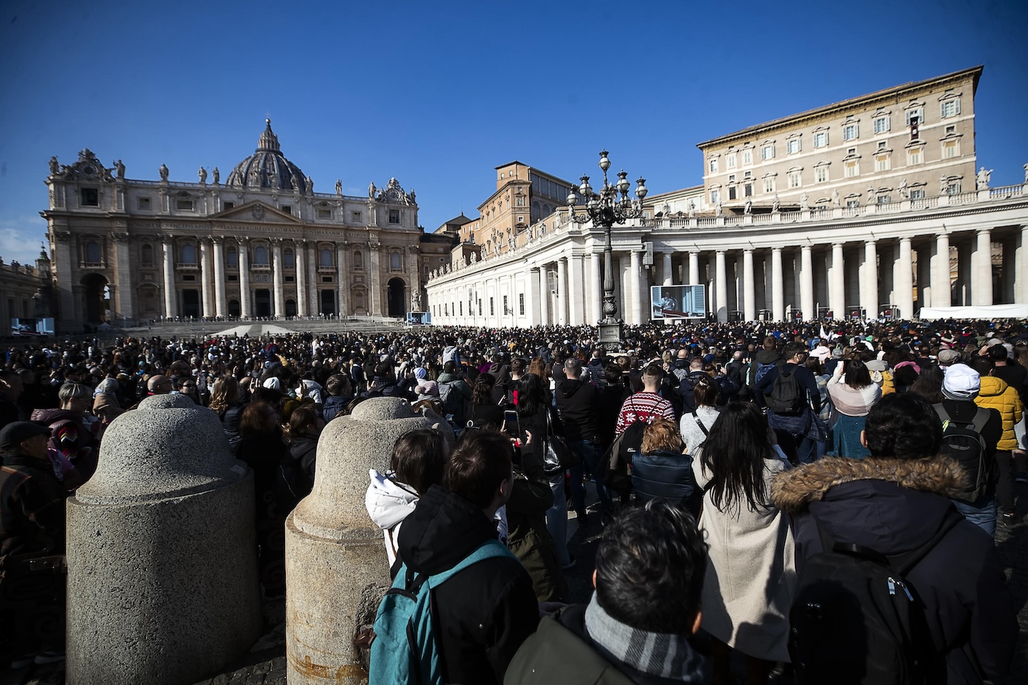 Voleva entrare in piazza San Pietro con un coltello, scoppia la rissa con  un agente: arrestato un 52enne - Open