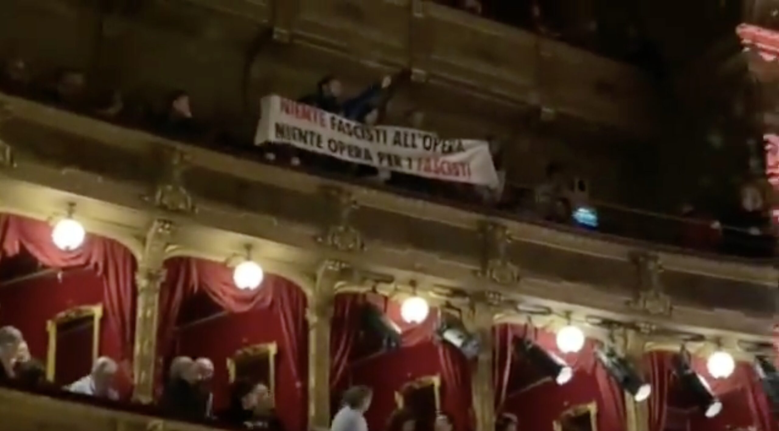 «Non vogliamo i fascisti», contestata a Nizza il direttore d’orchestra Beatrice Venezi al concerto di Capodanno – Il video