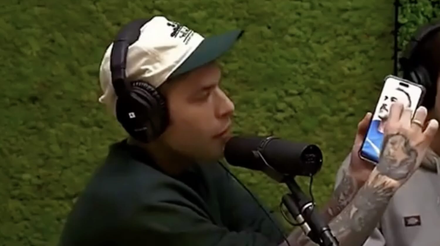 Fedez insulta un hater e mostra la foto, ma è la persona sbagliata: «Mi ha messo alla gogna» – Il video