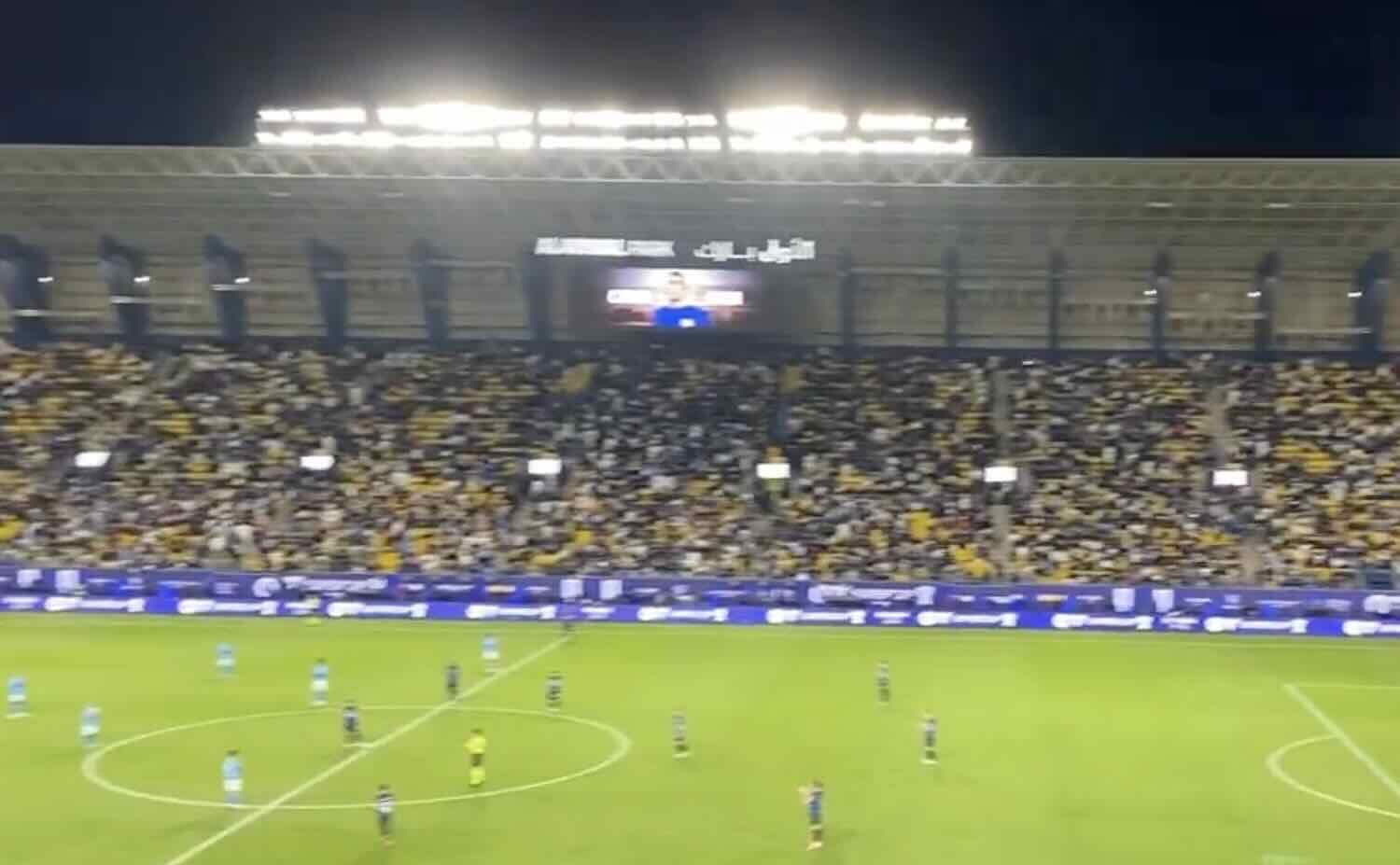 Fischi al minuto di silenzio per Gigi Riva, il cortocircuito in Supercoppa del pubblico di Riad – Il video