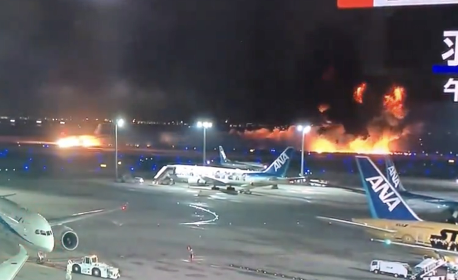 Aereo di linea a fuoco a Tokyo, l’impatto con un volo della Guardia costiera. Salvi i 379 passeggeri: 5 morti sull’altro aereo – Il video