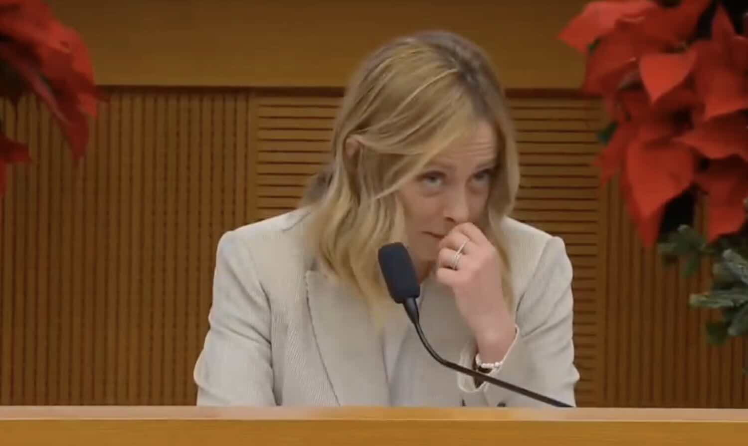 I tre obiettivi del 2024? La battuta di Meloni che spiazza i giornalisti (e la frecciata al M5s) – Il video