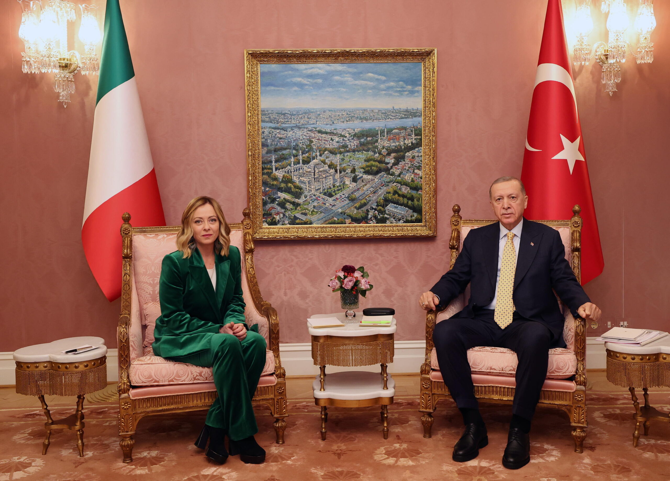 epa11092333 A handout photo made available by the Turkish President Press Office shows Turkish President Recep Tayyip Erdogan (R) and Italian Prime Minister Giorgia Meloni (L) pose for a photo during their meeting in Istanbul, Turkey, 20 January 2024.  EPA/TURKISH PRESIDENT PRESS OFFICE HANDOUT HANDOUT  HANDOUT EDITORIAL USE ONLY/NO SALES HANDOUT EDITORIAL USE ONLY/NO SALES
