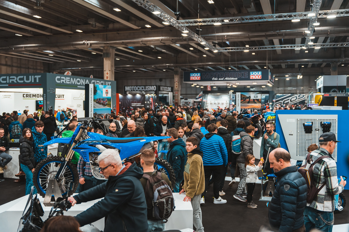 Motor Bike Expo di Verona, incidente all’inaugurazione: un’auto finisce contro le tribune, ferite 10 persone – Il video