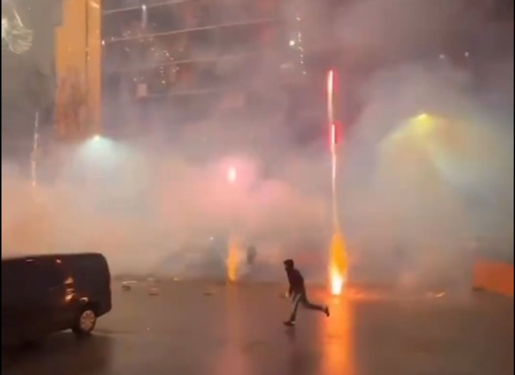 Milano, Capodanno di scontri tra i giovani di San Siro e la polizia. Botti in strada a Quarto Oggiaro – Il video