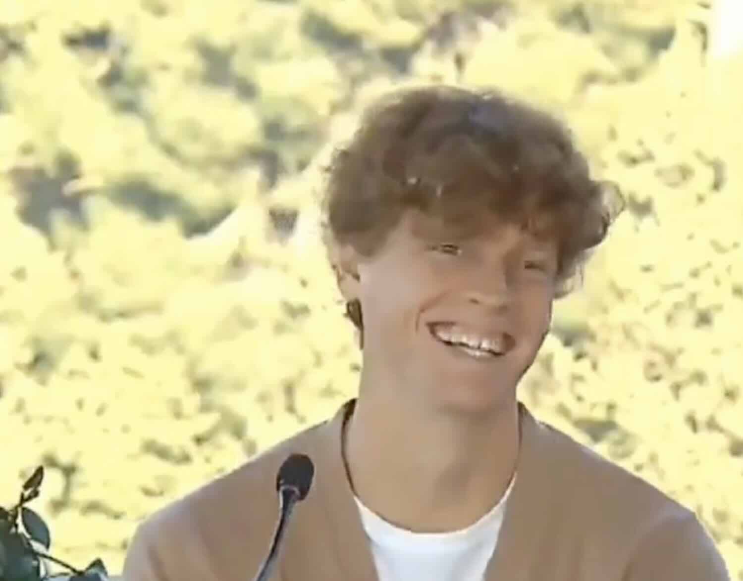La gaffe di Sinner sulla passione fuori dal campo: «Ma è illegale…». Il recupero tra le risate – Il video