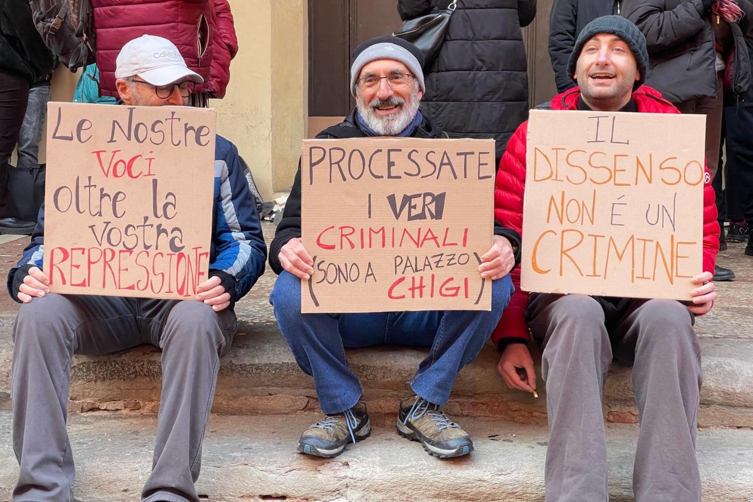 Bologna, condannati tre attivisti di Ultima Generazione. Ma il giudice
