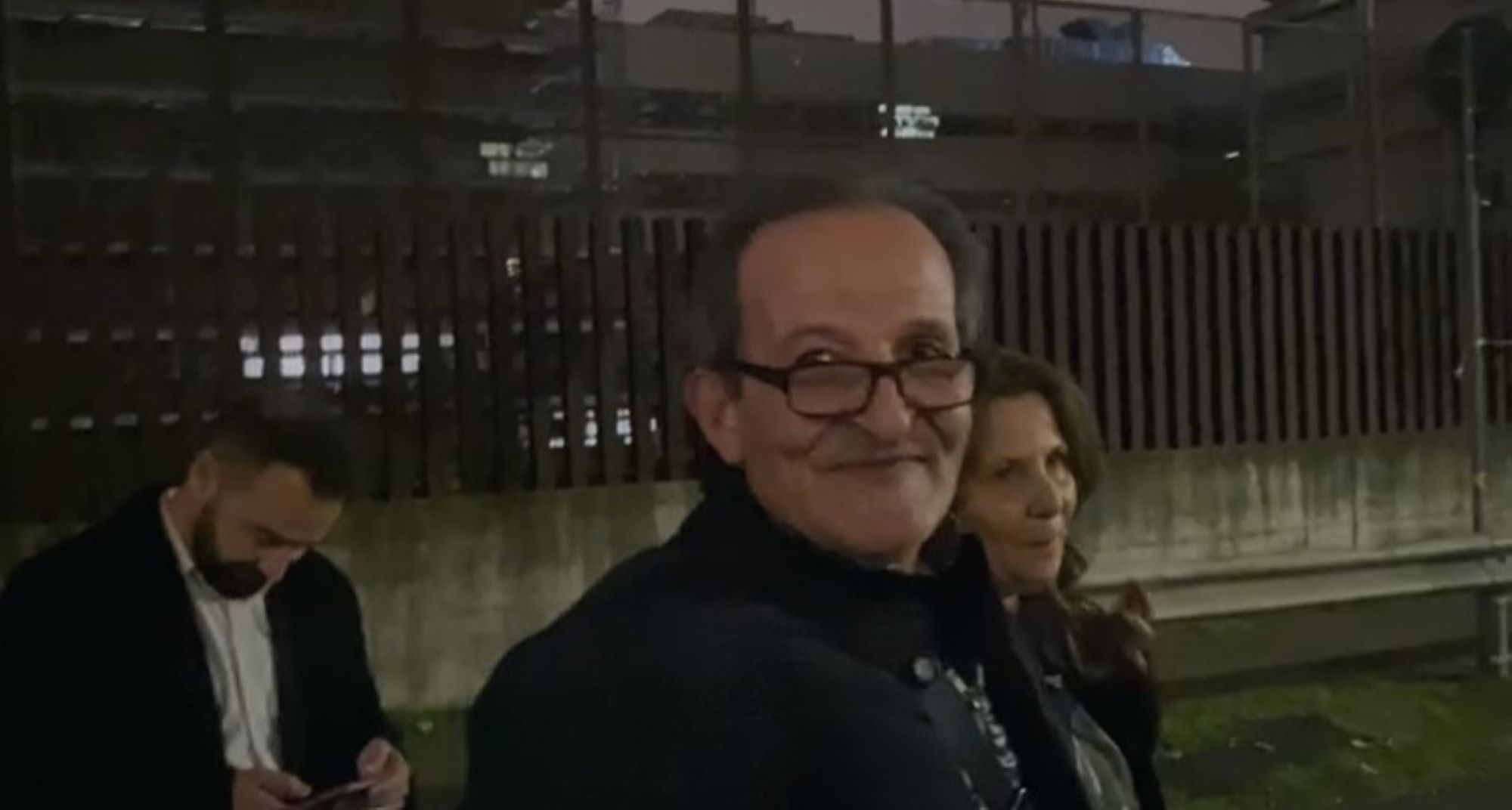 «Zuncheddu non ha commesso il fatto»: l’ex allevatore sardo assolto dopo 30 anni. Lacrime e sorrisi alla lettura della sentenza – Il video