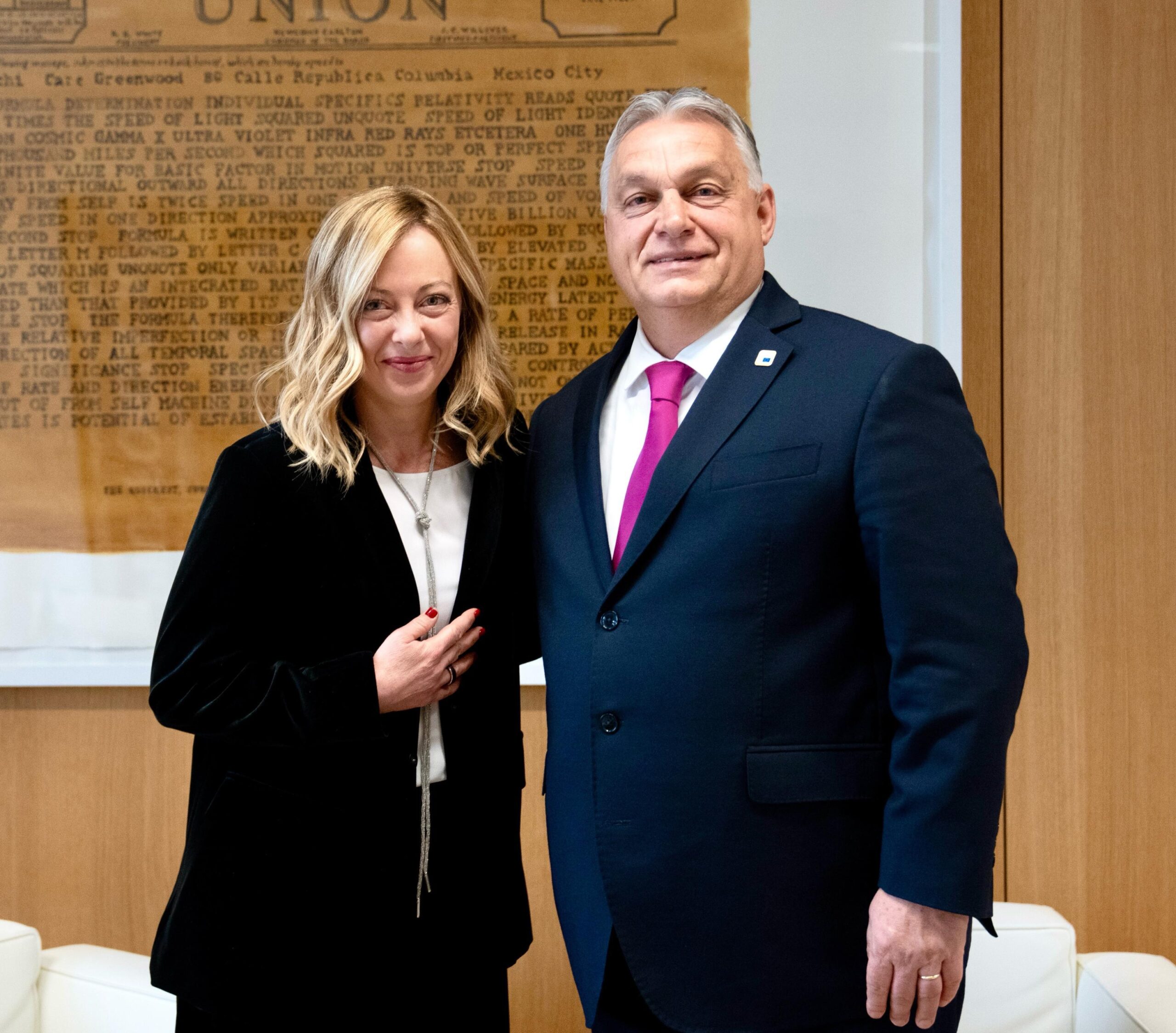 Il presidente del Consiglio, Giorgia Meloni, con  il primo ministro dell'Ungheria, Viktor Orban,  al Consiglio europeo prima dell'inizio dei lavori a Bruxelles, 14 dicembre 2023.
ANSA/PALAZZO CHIGI ANSA PROVIDES ACCESS TO THIS HANDOUT PHOTO TO BE USED SOLELY TO ILLUSTRATE NEWS REPORTING OR COMMENTARY ON THE FACTS OR EVENTS DEPICTED IN THIS IMAGE; NO ARCHIVING; NO LICENSING NPK