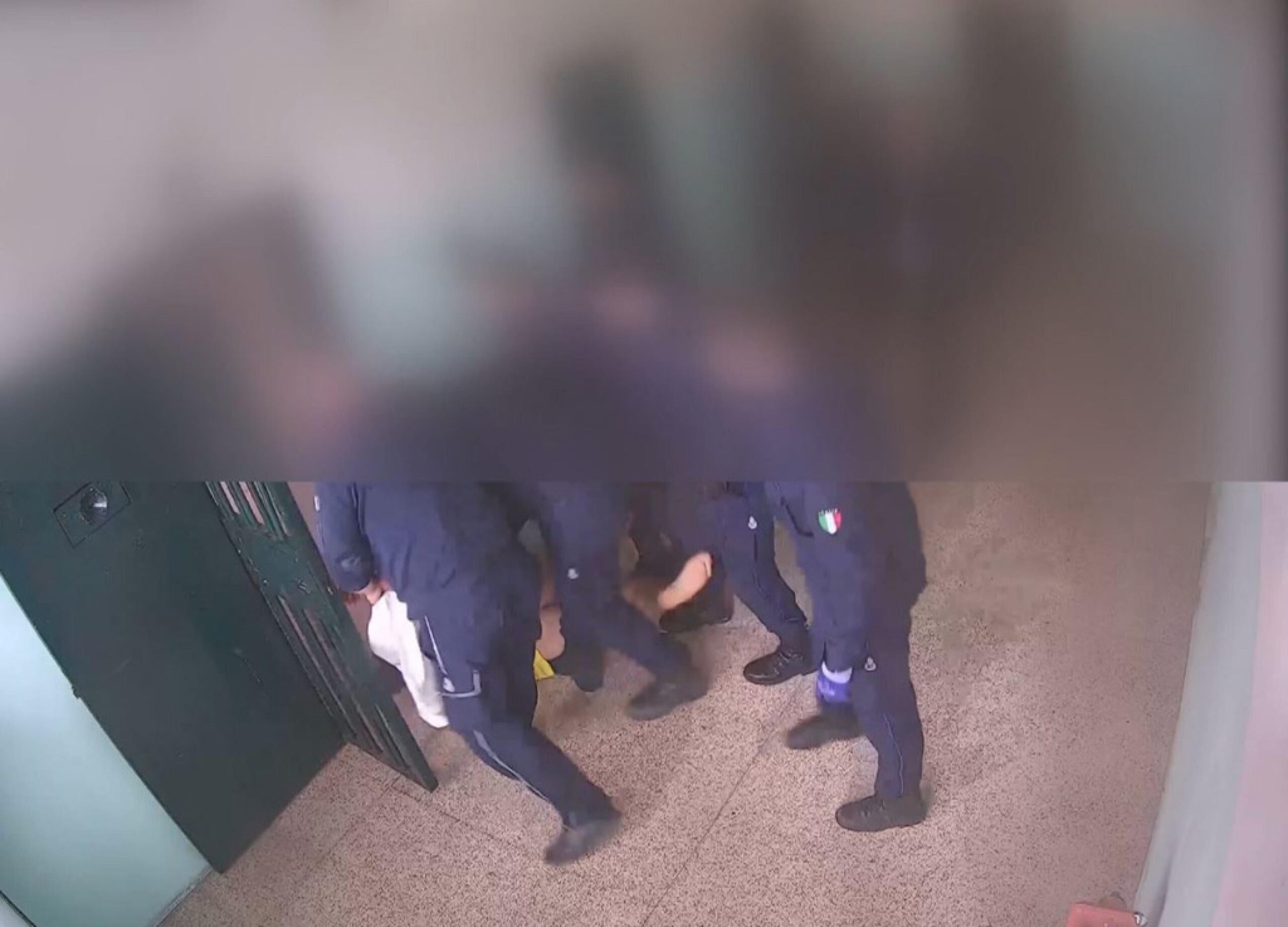 Incappucciato con un federa, messo pancia a terra con uno sgambetto e poi preso a pugni sul volto e sul costato, calpestato con gli scarponi, trattenuto alcuni minuti per braccia e gambe dagli agenti della polizia penitenziaria. Poi denudato e sollevato di peso, sempre col cappuccio in testa, fino ad essere trascinato in cella, Il pestaggio subito da un 40enne detenuto tunisino, il 3 aprile in un corridoio di un carcere italiano, l'istituto di Reggio Emilia, è documentato dai video delle telecamere interne, finiti agli atti dell'inchiesta chiusa dalla Procura reggiana a carico di 10 agenti, otto accusati di tortura, 9 Febbraio 2024. ANSA/PENITENZIARIA