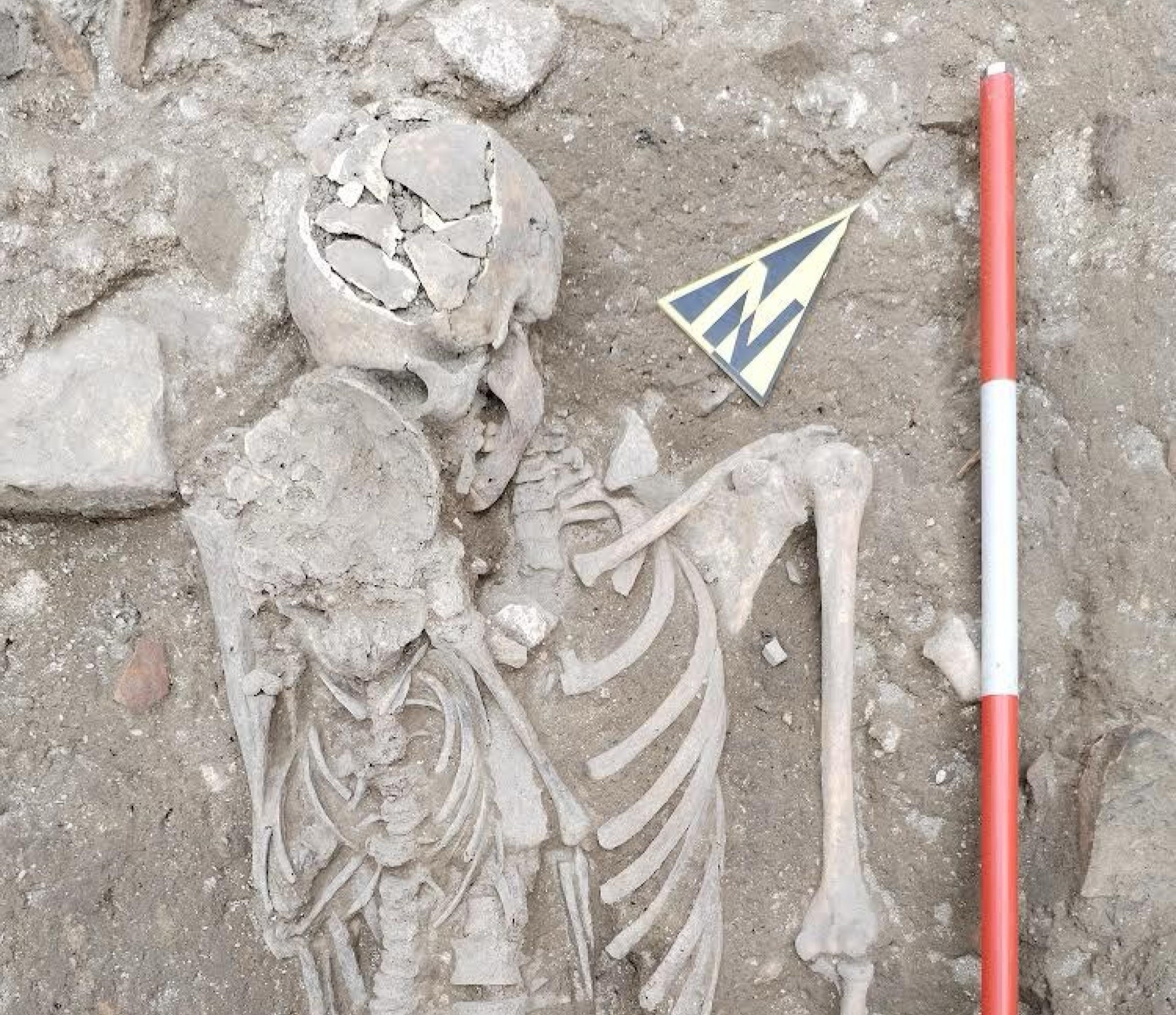 Fano, l’abbraccio d’amore tra i resti di una mamma e del suo bambino negli scavi archeologici di Piazza Costa
