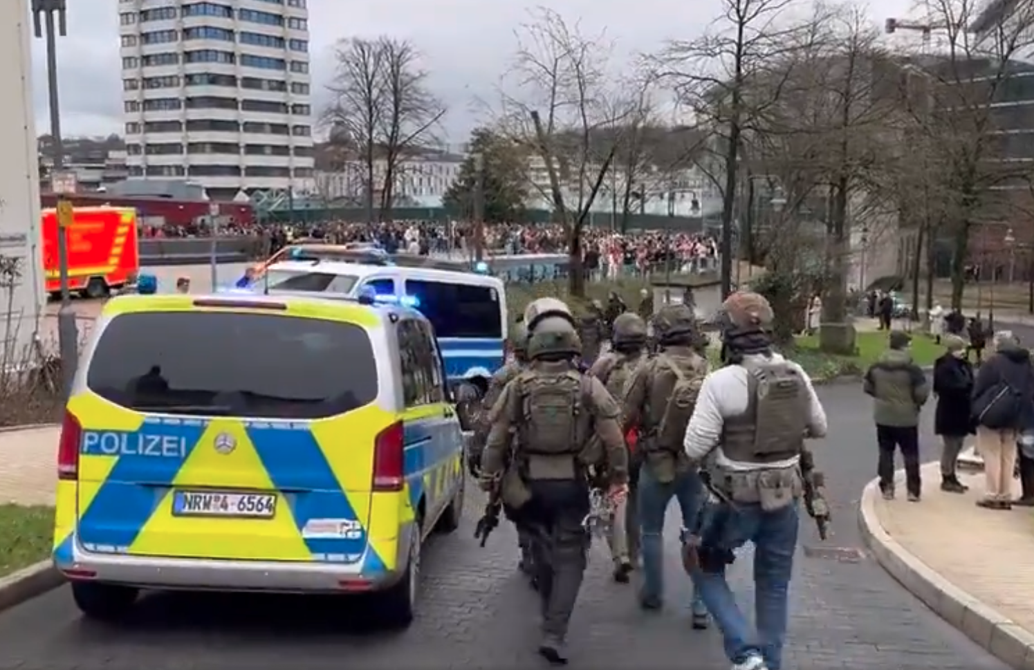 Germania, agguato a colpi di coltello in una scuola: almeno 4 studenti feriti – Il video