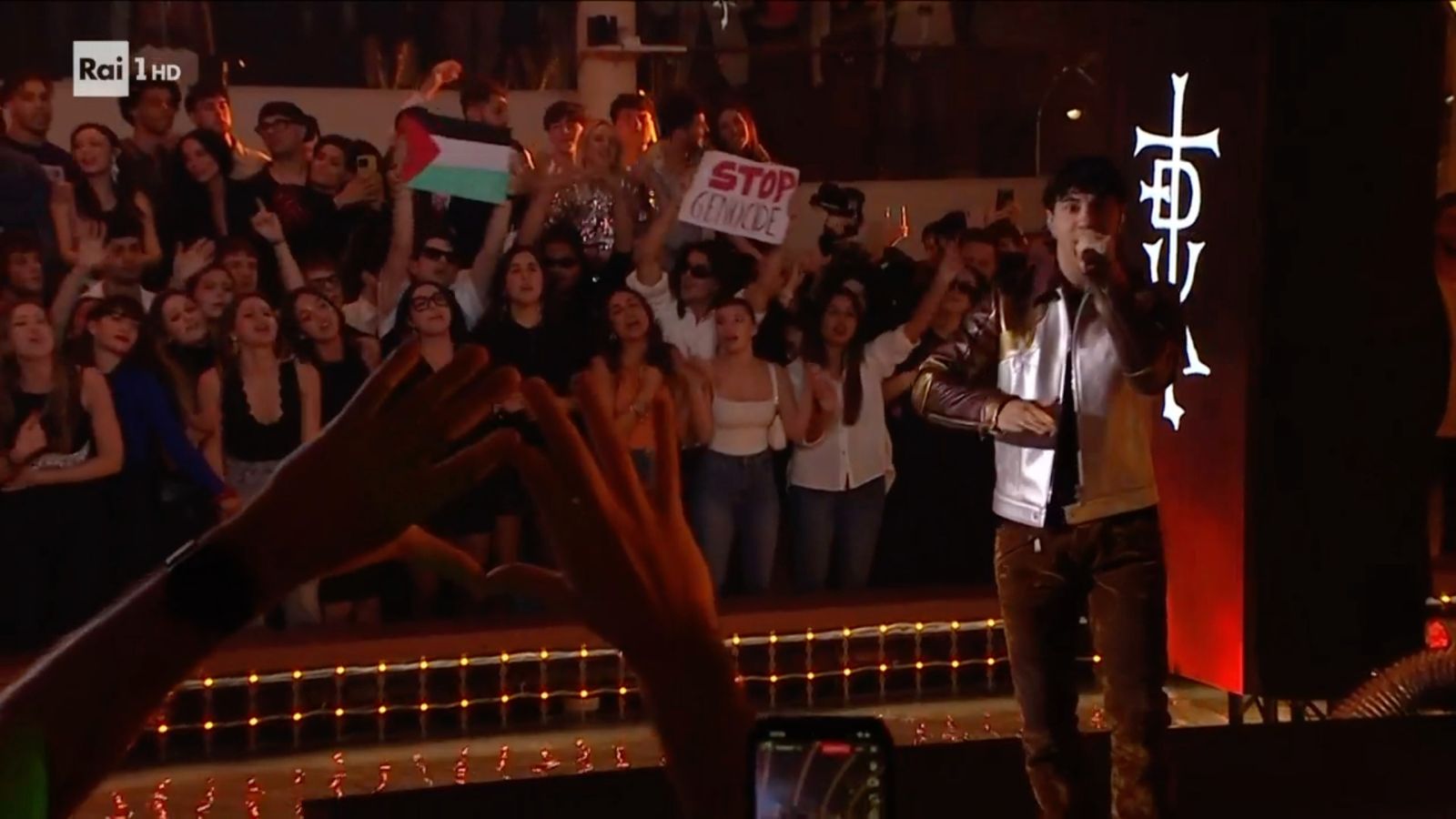 Sanremo, spuntano bandiere palestinesi durante l&#039;esibizione di Tedua: «Stop al genocidio». Poi spariscono - Il video