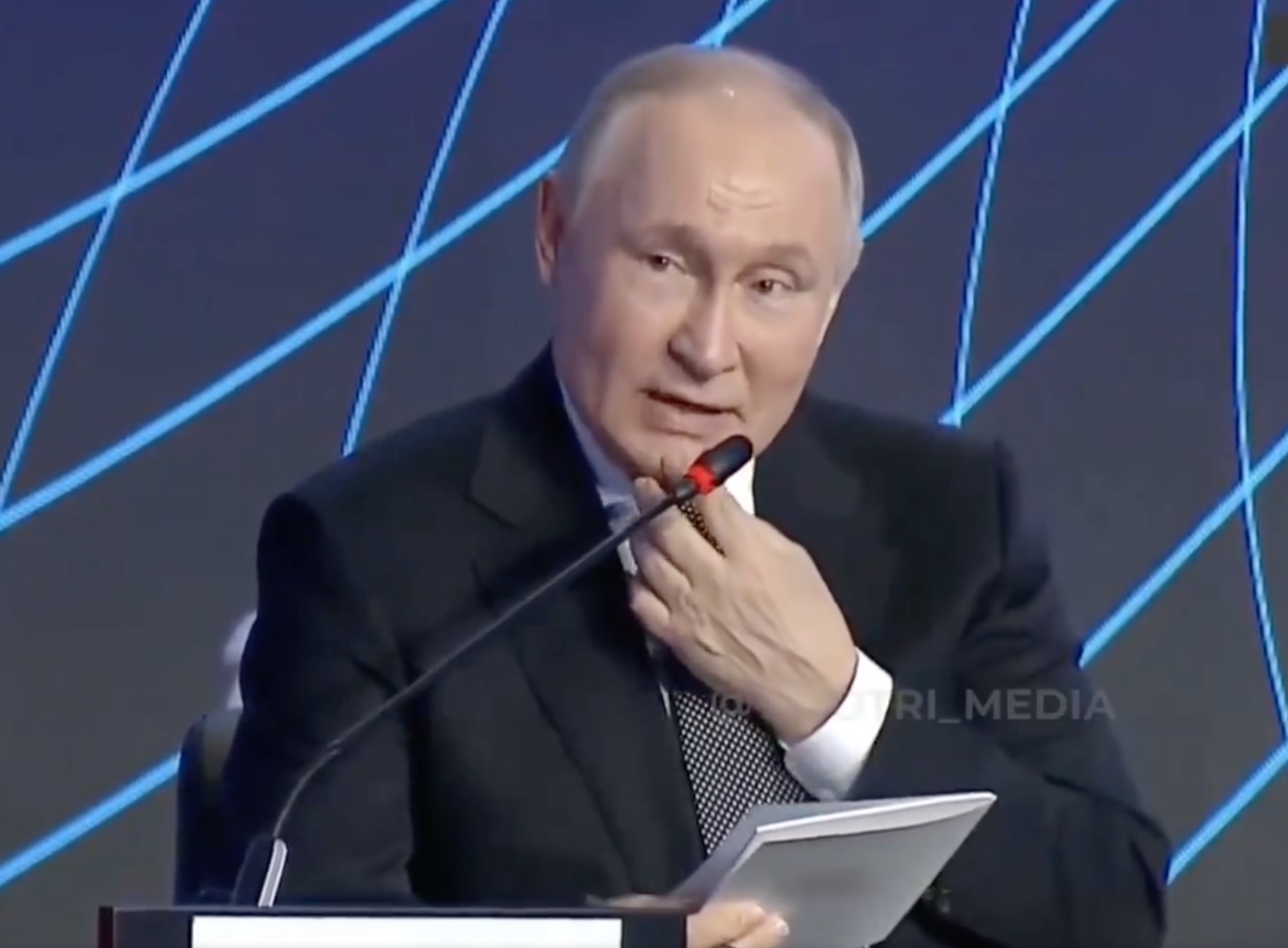 Putin si fa bello con una studentessa italiana: «Da dove vieni? Che bella Milano. Da voi mi sento a casa» – Il video