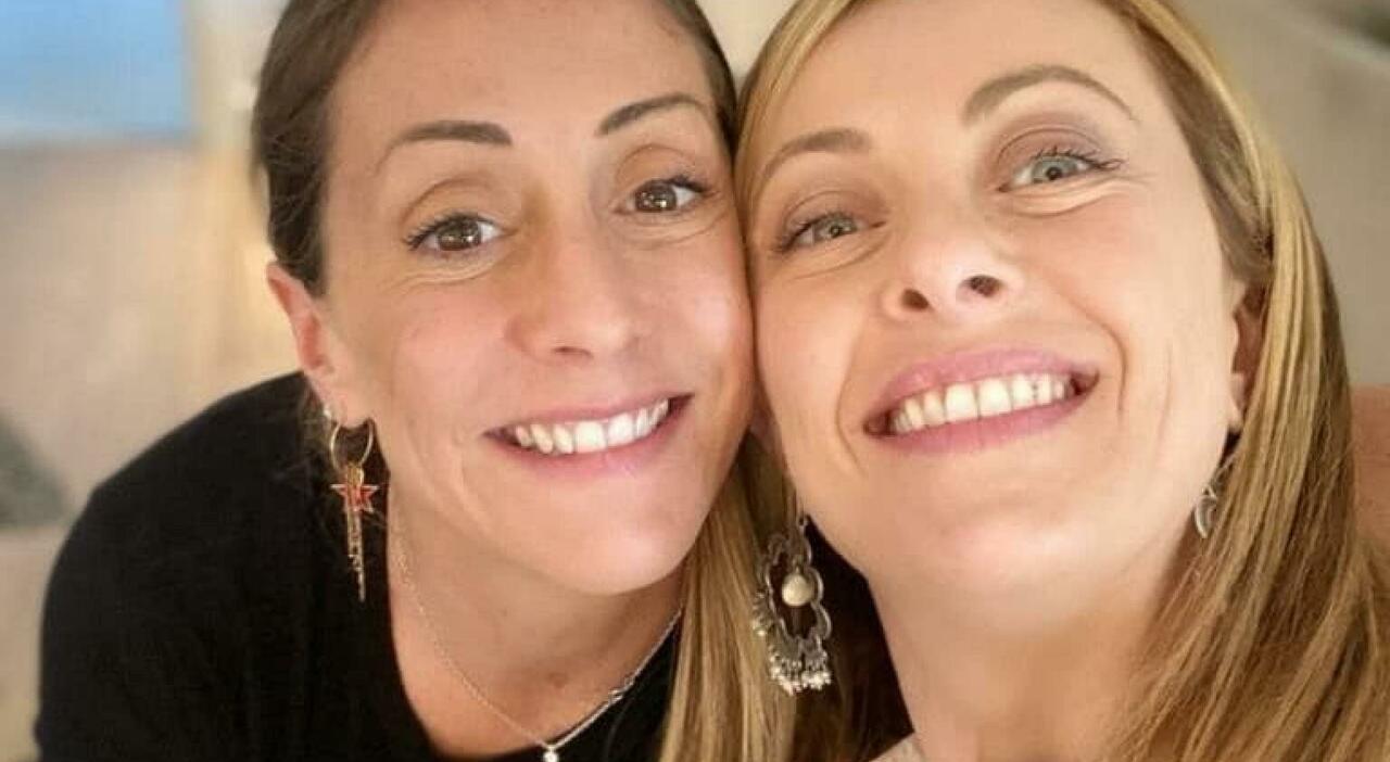 Arianna e Giorgia Meloni entusiaste delle chat delle mamme a scuola, la confessione a Chi: «Perché sono fondamentali»