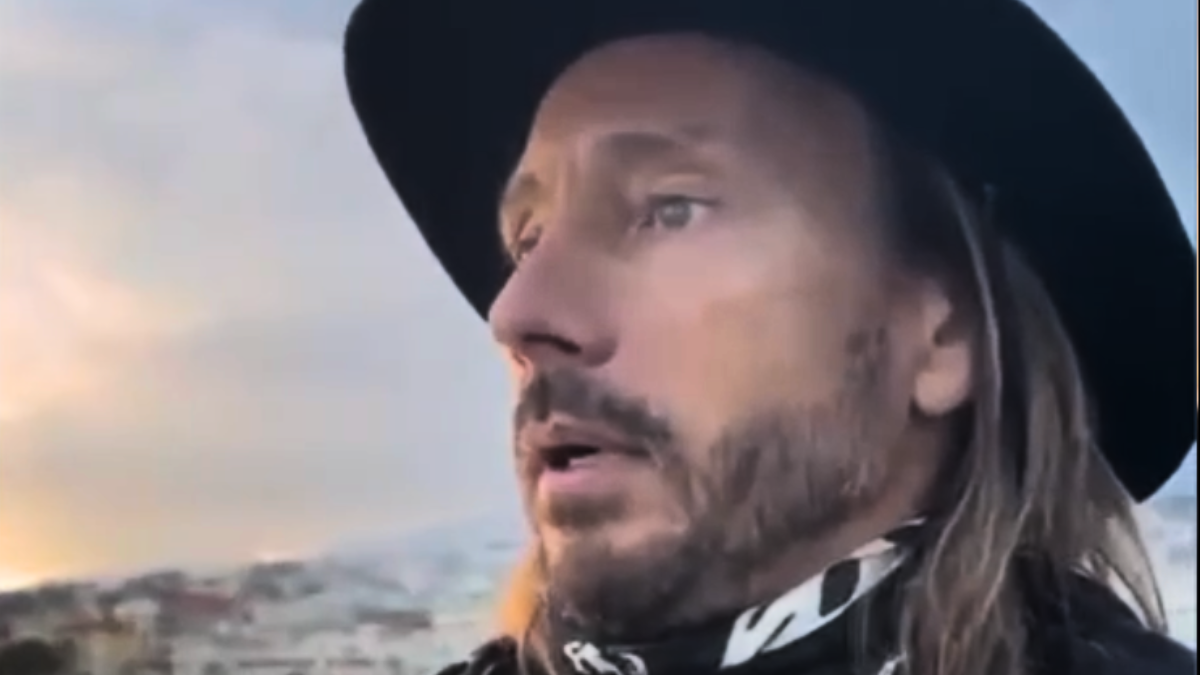Sanremo 2024, Bob Sinclar in tilt sulle canzoni italiane: confonde Dalla con Battisti – Il video