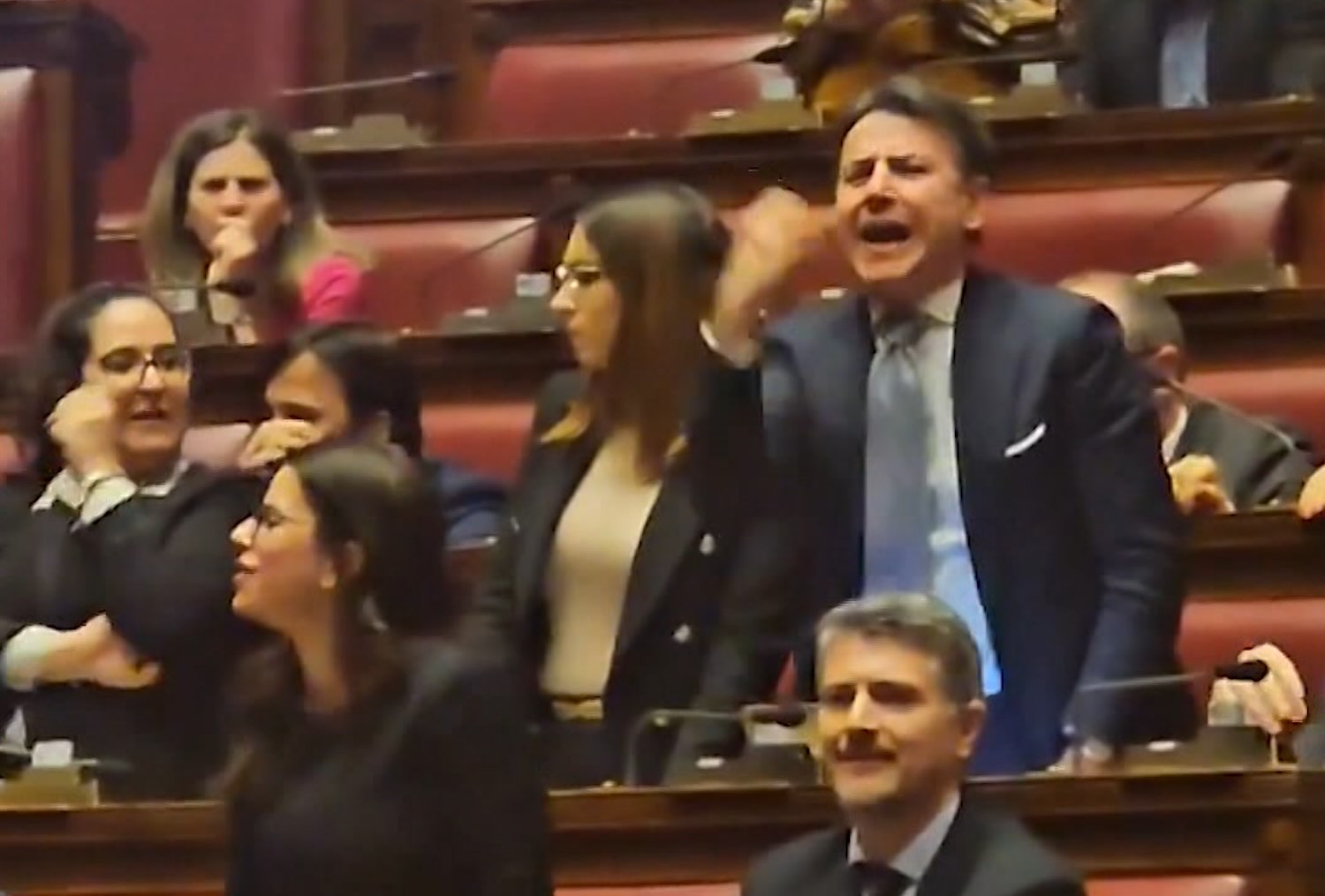 Caos alla Camera sull’ok alla commissione Covid, furia di Conte e Speranza. L’insulto a Bignami (FdI): «Meglio che ti vesti da nazista….» – Il video