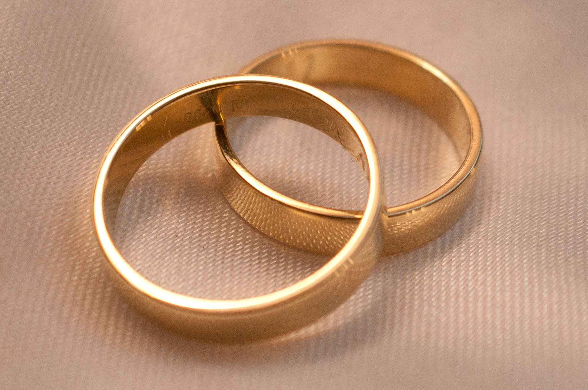 Cosenza chiede il certificato di matrimonio e scopre di essersi