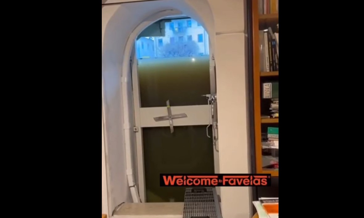 Vicenza, il vetro della casa regge l’ondata dell’alluvione. Le immagini diventano virali – Il video