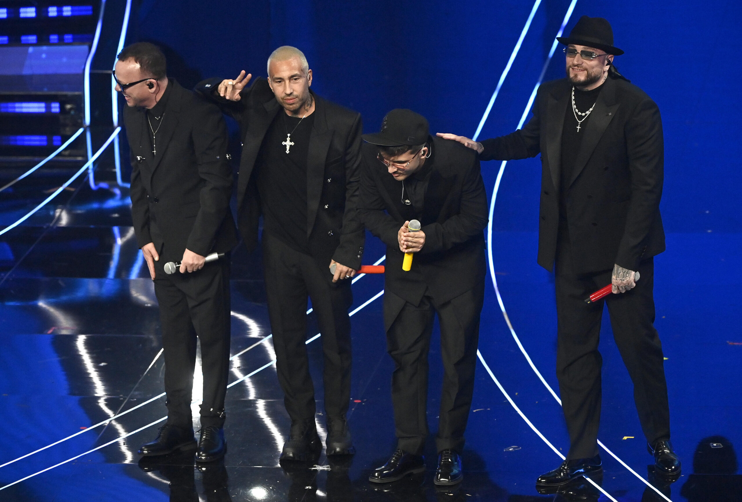 Sanremo 2024, Geolier porta Napoli sull'Ariston il medley con Gue