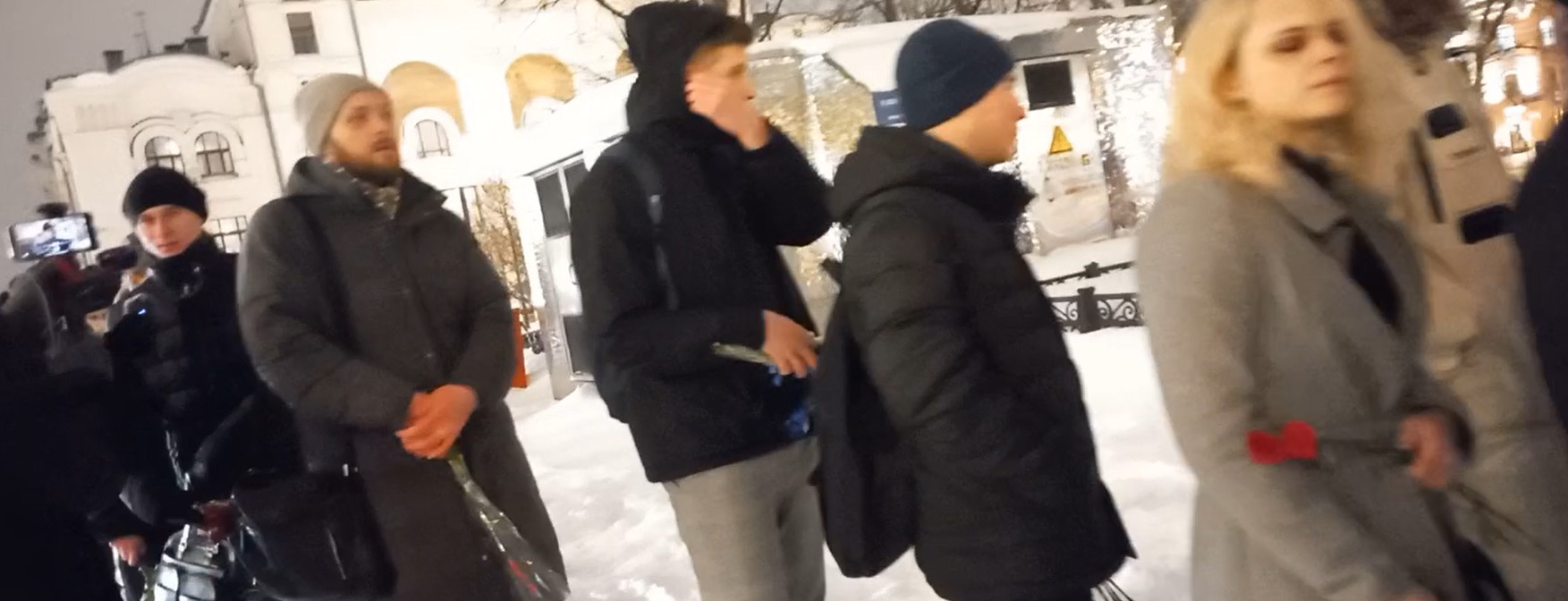 In Russia non si può ricordare Navalny nemmeno con un fiore. Fermi a San Pietroburgo, mentre a Mosca si sfila a piazza Lubjanka – I video