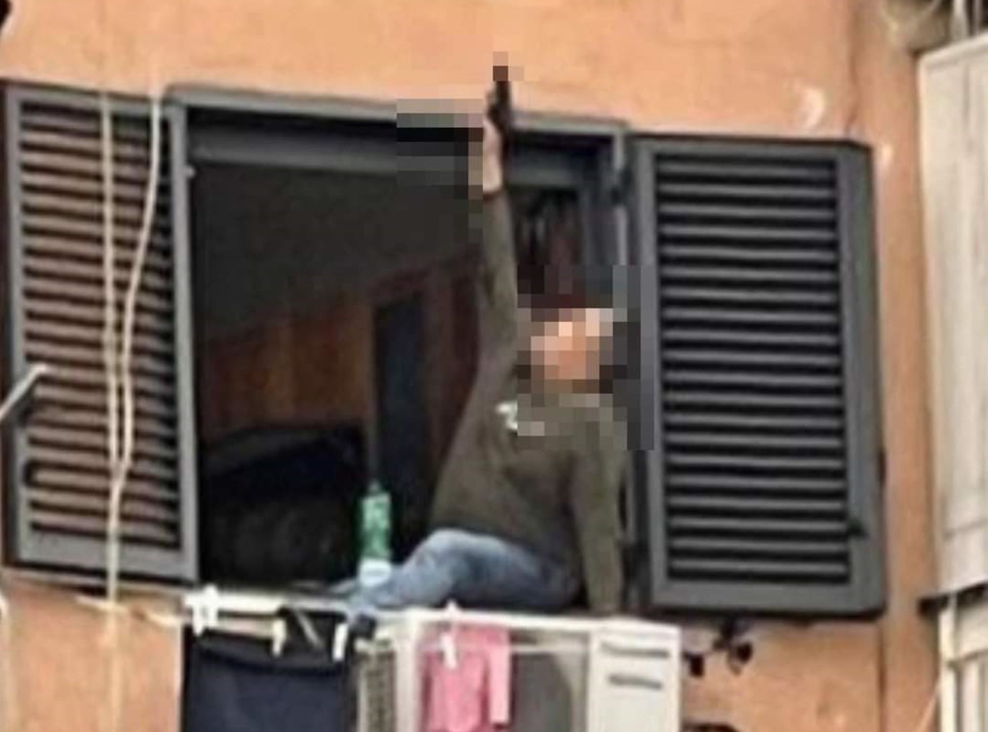 Napoli, uccide la moglie, si barrica in casa e infine si suicida – Il video