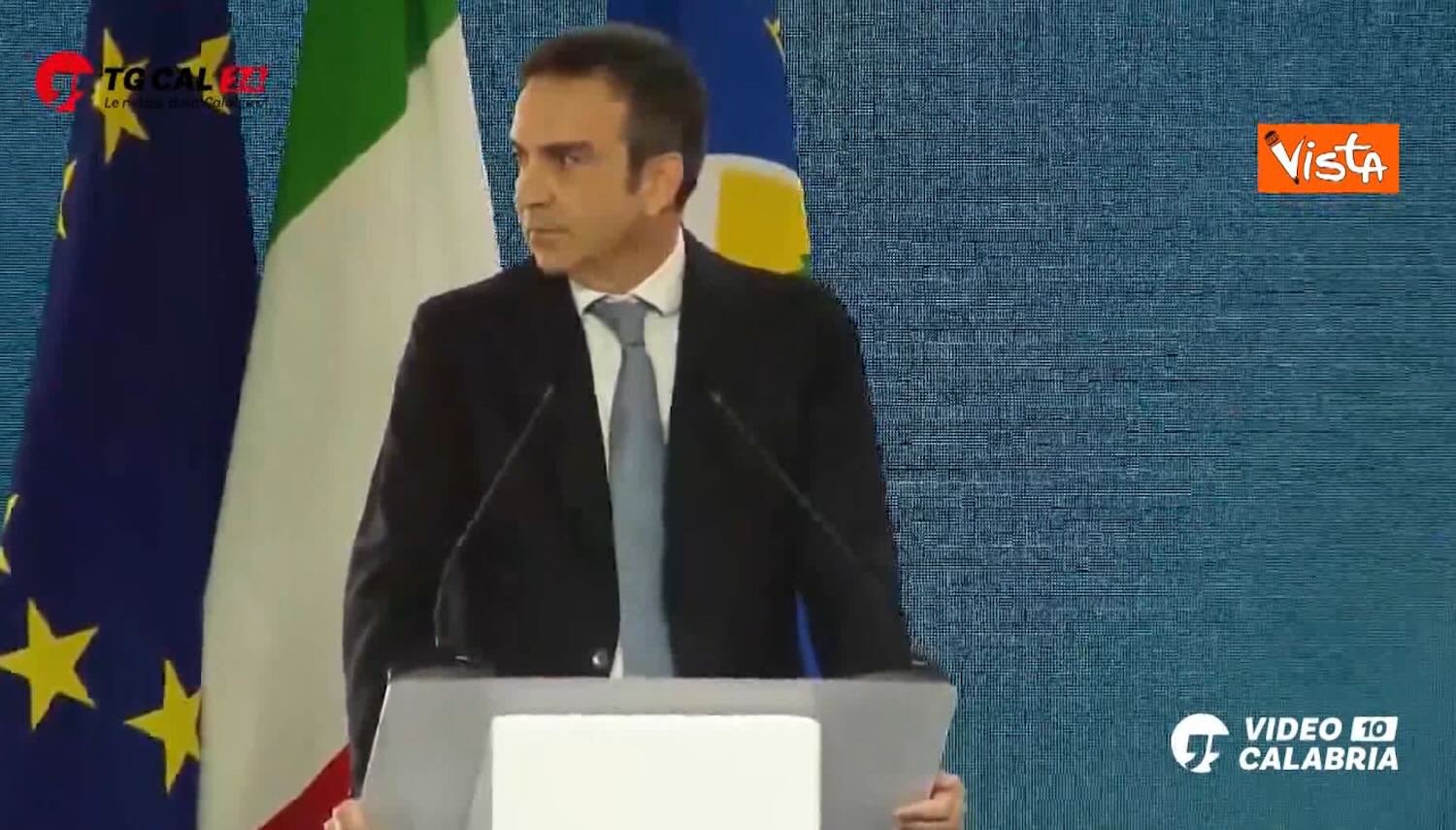 Boato nella sala con Meloni in prima fila a Gioia Tauro, la scorta in allerta. E la premier scoppia a ridere – Il video