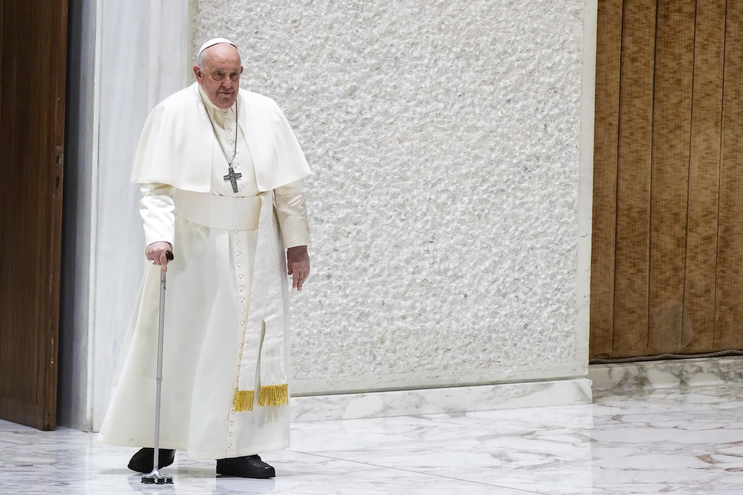 Papa Francesco non è presente alla Via Crucis. La sala stampa vaticana: «Per preservare la salute seguirà da Casa Santa Marta»