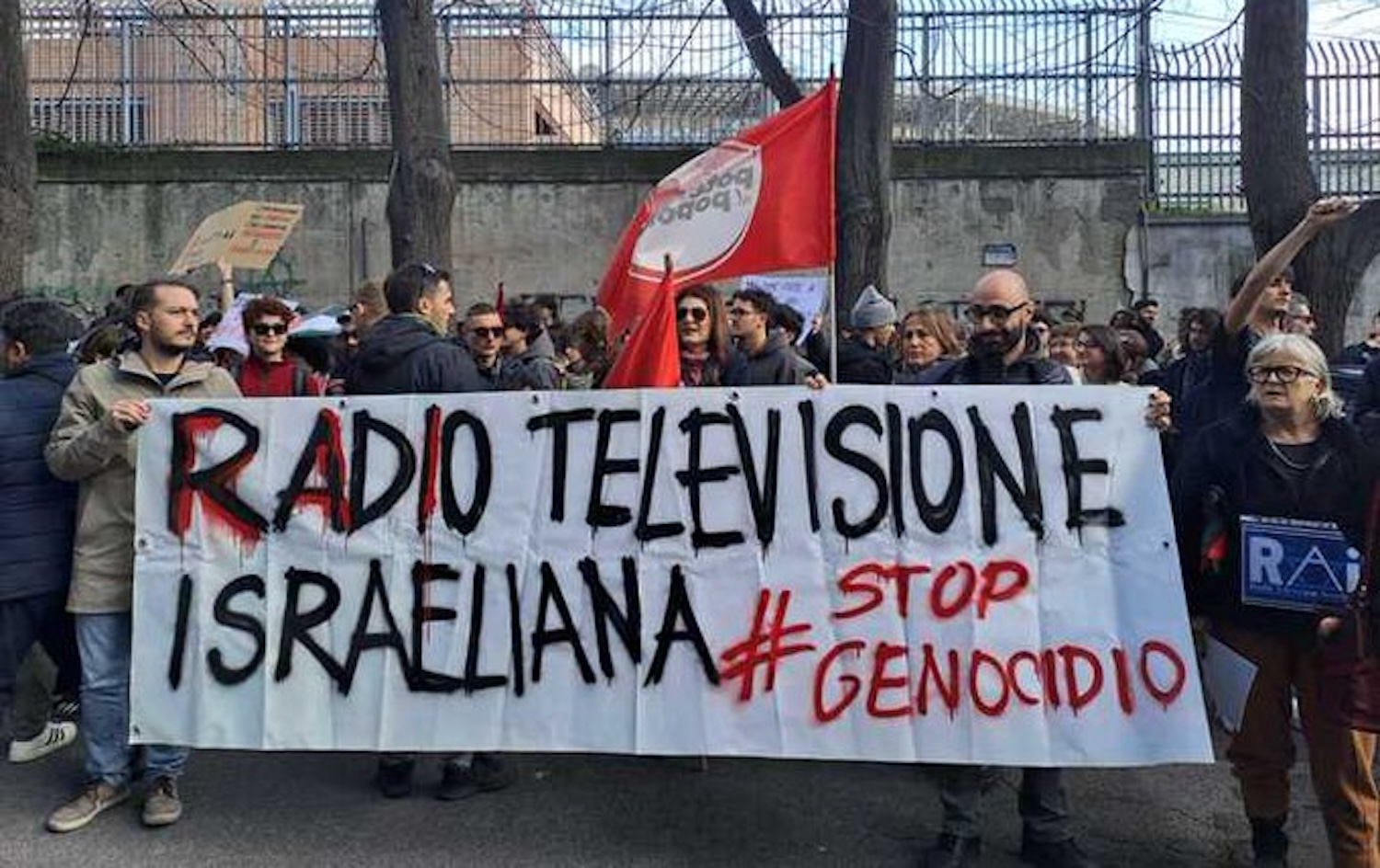 Presidio contro la Rai a Napoli per il caso Ghali, spintoni e manganellate contro i manifestanti – Il video