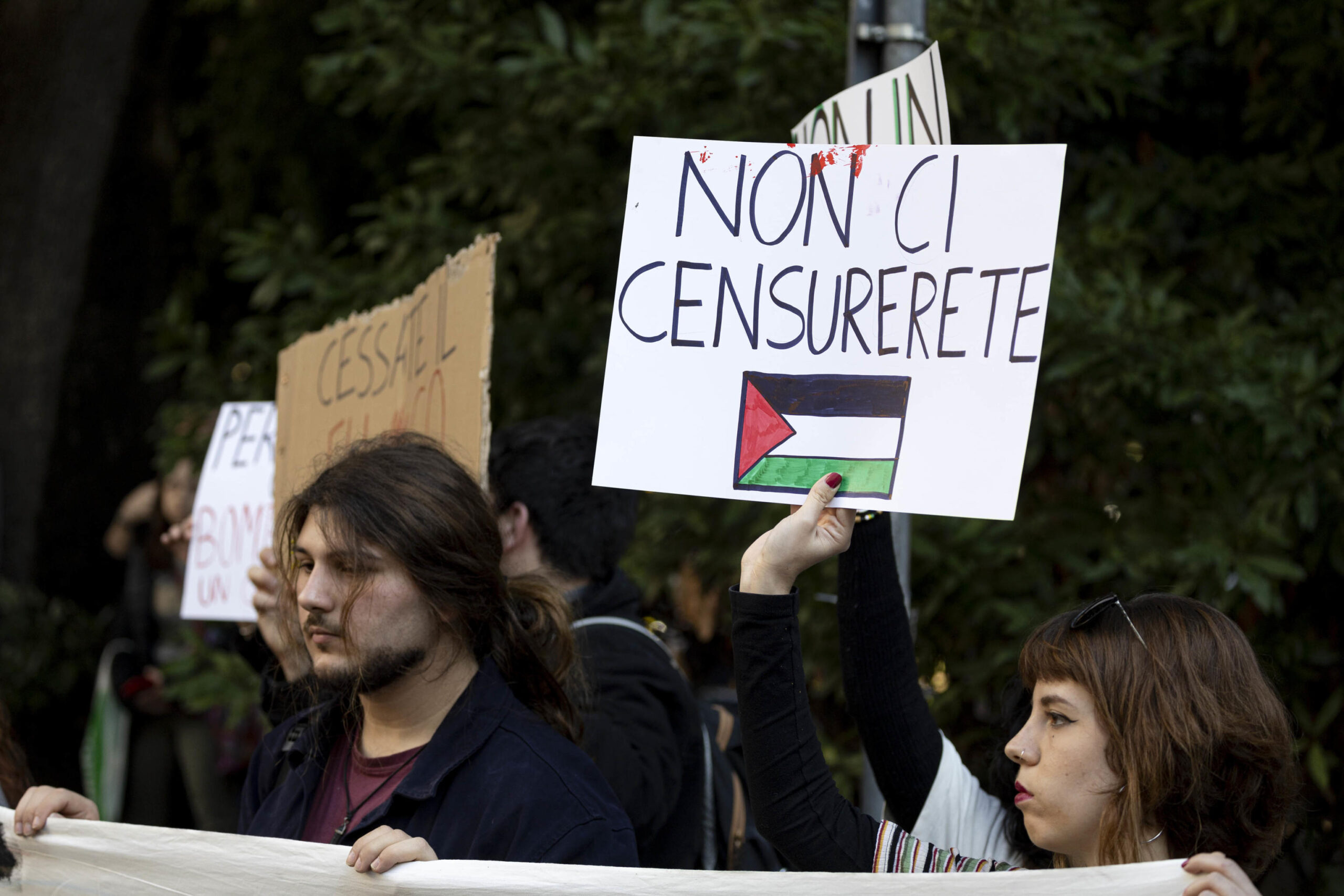 Il sit-in pro Palestina sotto la sede RAI di viale Mazzini, Roma, 17 febbraio 2024./// People take part in a pro-Palestine rally outside the RAI national public broadcaster headquarters in Rome, Italy, 17 February 2024. Protesters demonstrate against what they say is biased information on the ongoing Israel-Palestinian conflict. A series of protests have erupted in Italy to condemn the position taken by Rai CEO Roberto Sergio in support of Israel after he released a statement in response to a musician's comment on the ongoing conflict in the Gaza Strip during the Sanremo festival.
ANSA/MASSIMO PERCOSSI