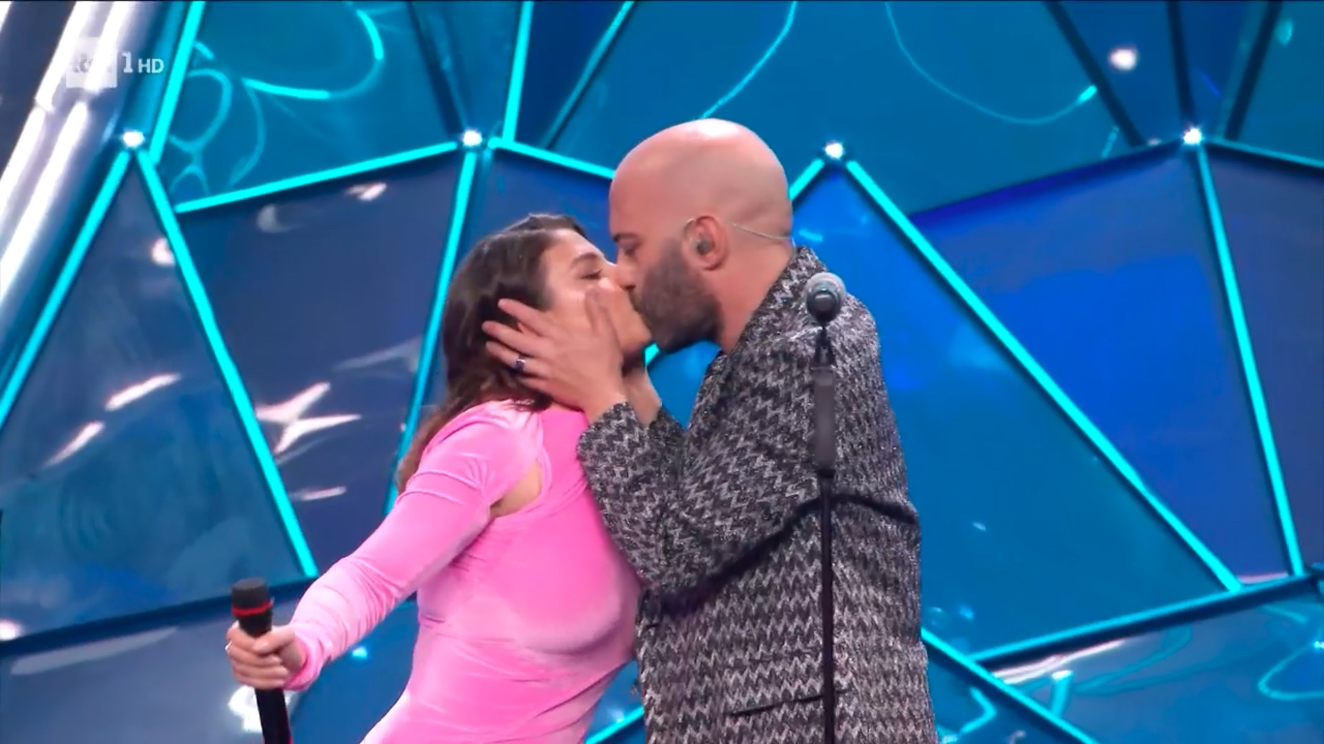 Il bacio sulla bocca di Sangiorgi a Emma, poi il messaggio dal palco:  «Ricominciamo tutto con la pace» - Il video - Open