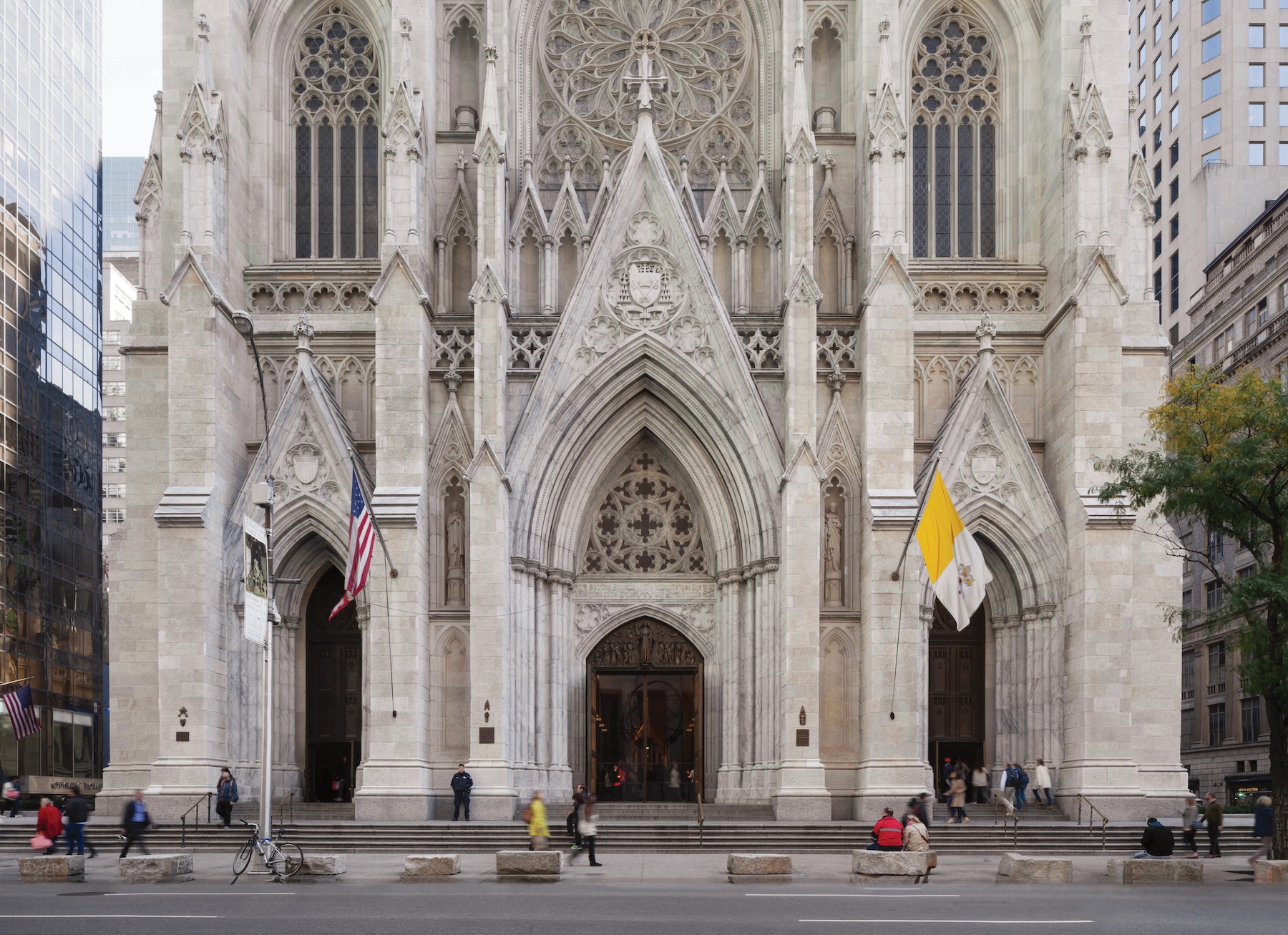 Nueva York, el funeral del ícono transgénero se convierte en un problema.  Párroco: “Por sacrilegio, haremos misa forzada”.