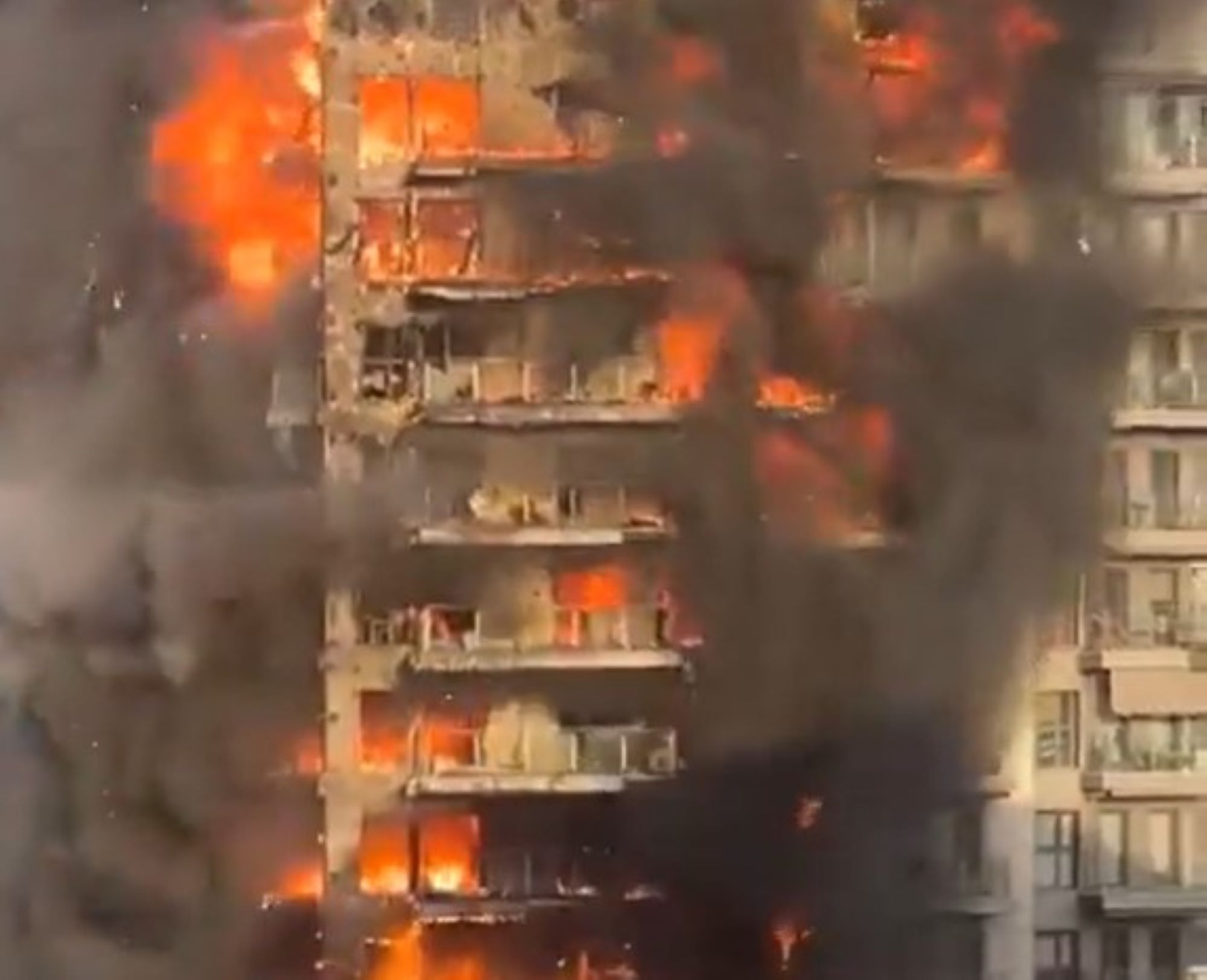 Valencia, in fiamme un palazzo di 14 piani. Le immagini del maxi incendio – Il video